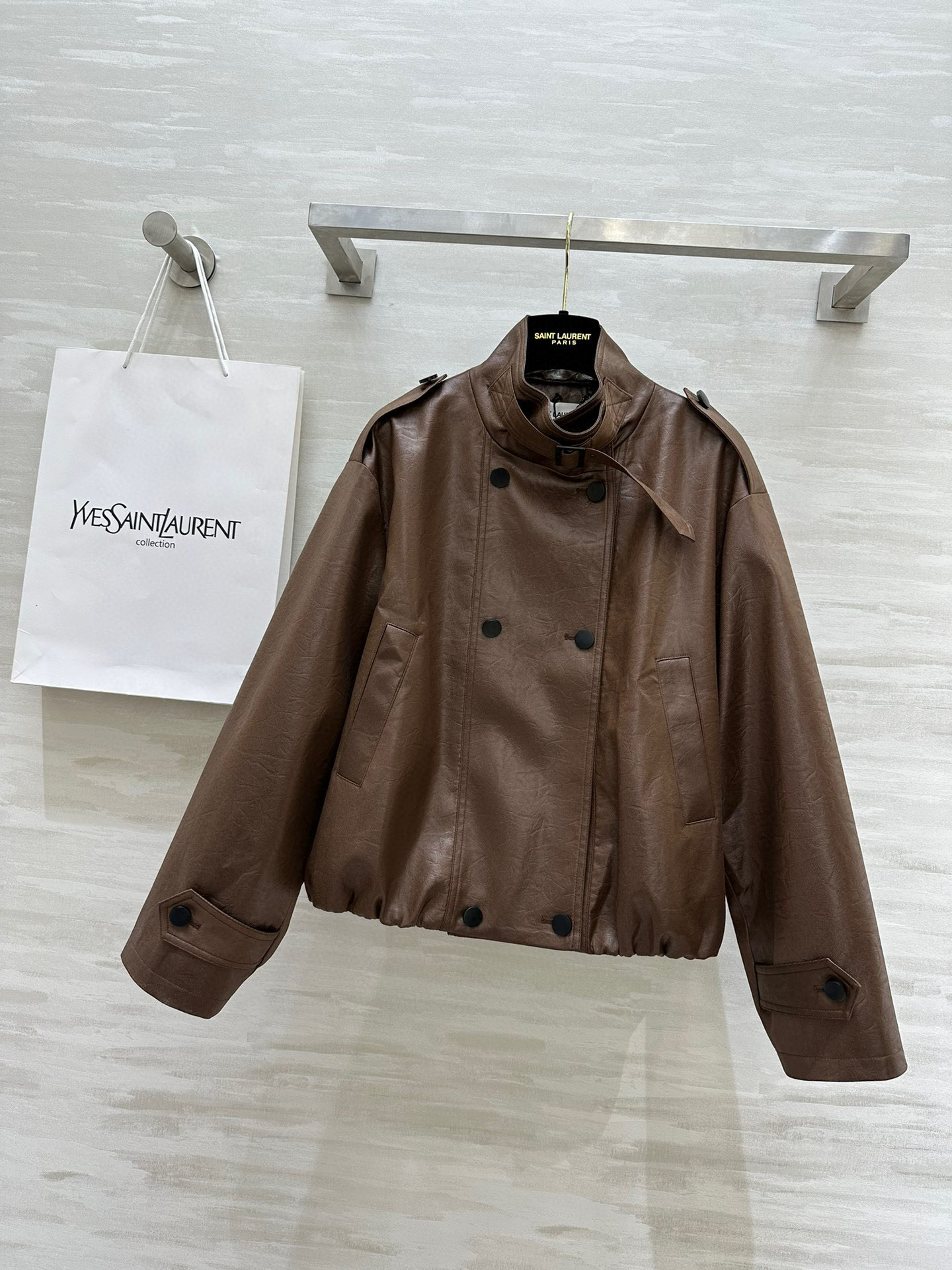 NO:476418,#ysl autumn and winter new environmentally friendly leather pleated short windbreaker O-shaped style cool and neat upper body, huge and fashionable style, high-quality customization, spot first-time sizeS/M/L (M size shoulder width 48, bust 124, length 57),,saint laurent,alexander wang19860909#ysl秋冬新款环保皮褶皱短款风衣 O型版型上身酷飒利落 版型巨巨巨时髦洋气 高品质定制 现货首发sizeS/M/L（M码肩宽48,胸围124,衣长57）,,saint laurent,alexander wang,Women's clothing