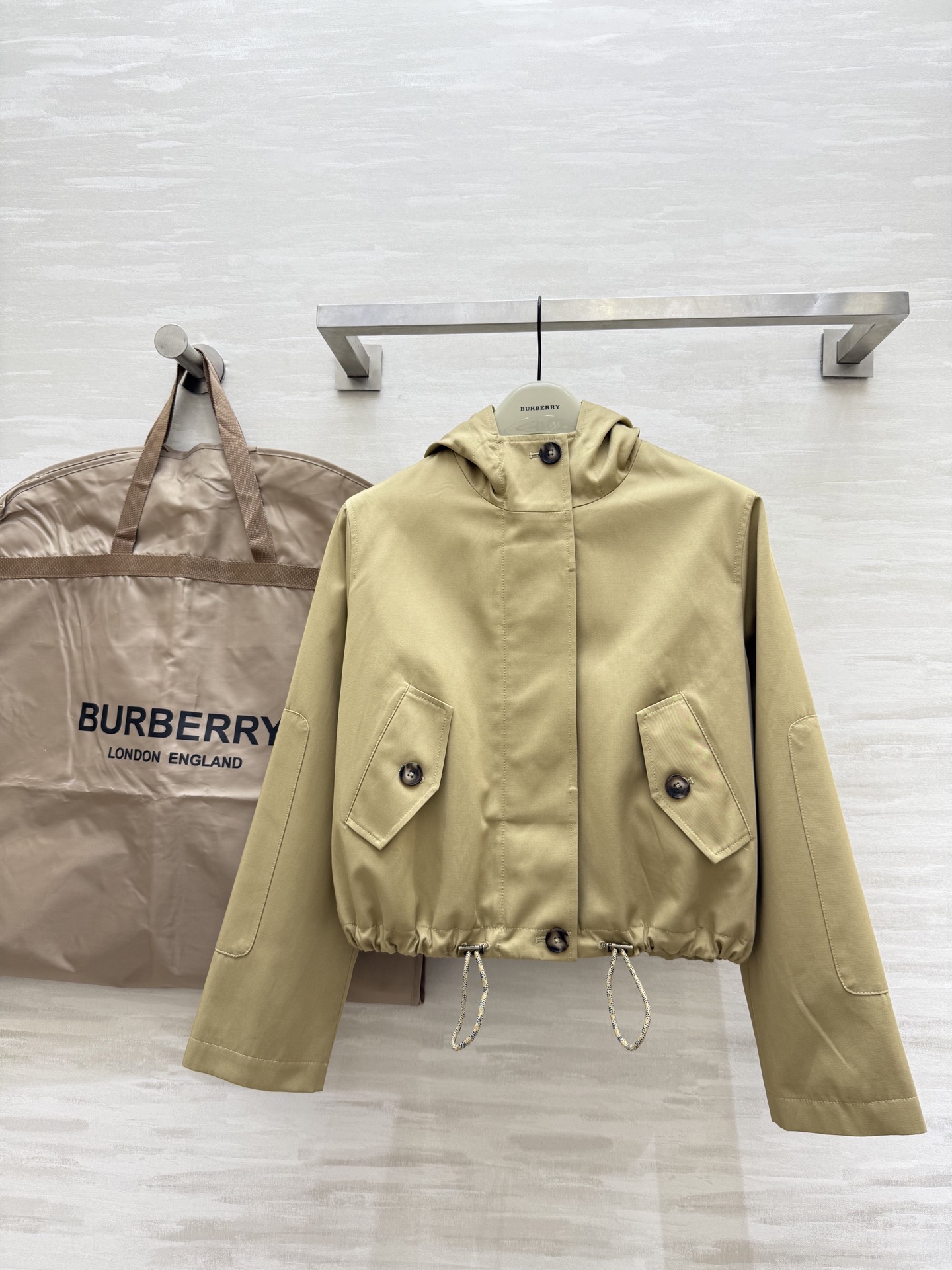 NO:477682,#Burberr autumn and winter new style British style hooded jacket jacket high quality customization spot first-time sizeS/M/L (size size 104, length 51), burberry, jackets & coats, jackets & coats, hats, alexander wang19860909#Burberr秋冬新款 英伦风 连帽夹克外套 高品质定制 现货首发sizeS/M/L（s码胸围104,衣长51）,,burberry,jackets & coats,jackets & coats,hats,alexander wang,Women's clothing