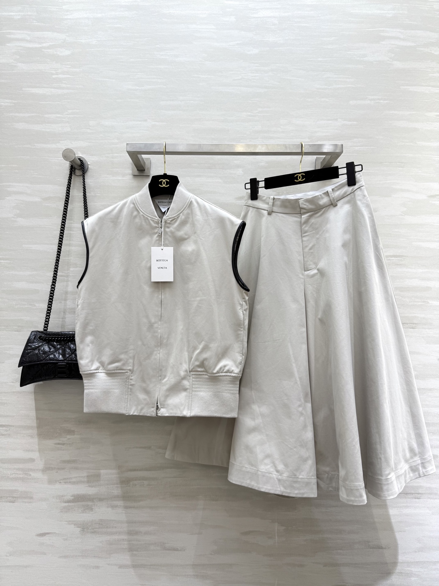 NO:477759,Vest, skirt pants.#Bv early autumn new style, high intelligence wear series, daily commuting style, double zipper vest silhouette cut, skirt large A-shaped tailoring, not picky, style interpretation, casual and elegant sense of high-end, classic triangle logo rear pocket detail added points, high-quality customization, spot first-time sizeS/M/L (size vest bust 102, skirt pants length 55, skirt pants waist 66, trousers length 77),, bottega veneta, skirt, alexander wang19860909马甲,裙裤.#Bv早秋新款 高智感穿搭系列 日常通勤风 双拉链马甲廓形剪裁 半裙大A摆剪裁不挑人 版型演绎随性优雅的高级感 经典三角标识后口袋细节感加分 高品质定制 现货首发sizeS/M/L（s码马甲胸围102,衣长55,裙裤腰围66,裤长77）,,bottega veneta,skirts,alexander wang,Women's clothing