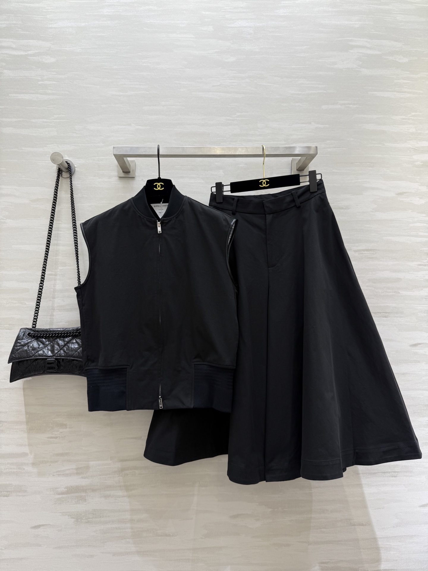 NO:477771,Vest, skirts #Bv early autumn new style High-spirited outfit series Daily commuting style Double zipper vest silhouette cut Skirts Large A-shaped tailoring is not picky, the style interprets casual and elegant high-end sense, classic triangle logo rear pocket detailing plus points High-quality customization Spot first-time sizeS/M/L (size size vest bust 102, skirts waist 66, trousers length 77), bottega veneta, skirts, alexander wang19860909马甲,裙裤#Bv早秋新款 高智感穿搭系列 日常通勤风 双拉链马甲廓形剪裁 半裙大A摆剪裁不挑人 版型演绎随性优雅的高级感 经典三角标识后口袋细节感加分 高品质定制 现货首发sizeS/M/L（s码马甲胸围102,衣长55,裙裤腰围66,裤长77）,,bottega veneta,skirts,alexander wang,Women's clothing