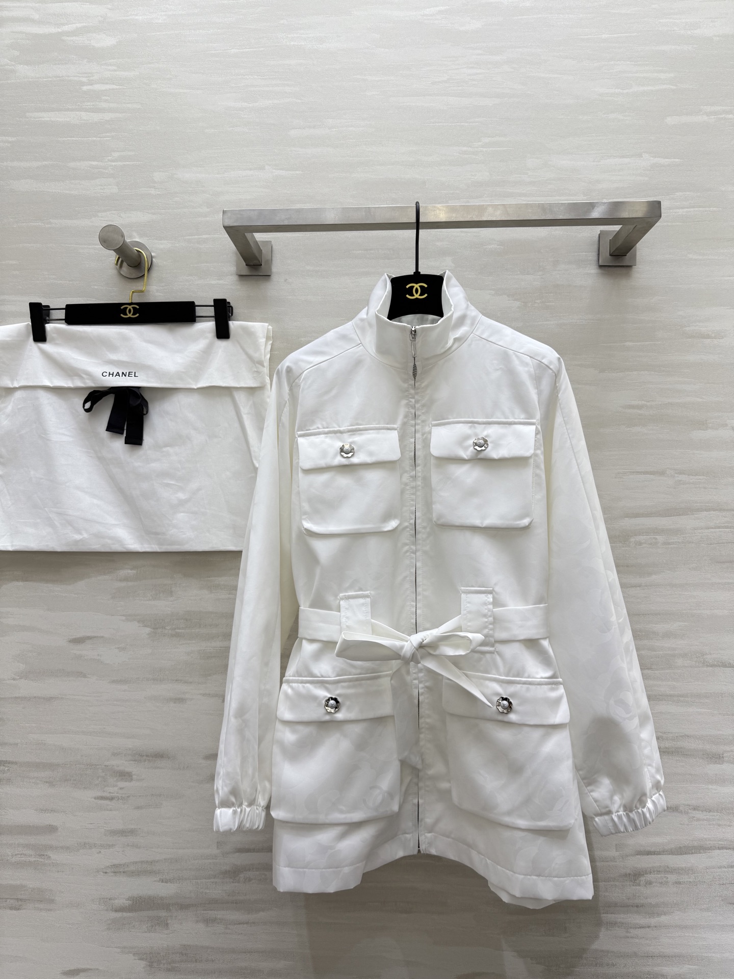 NO:477781,#Chane autumn and winter new style jacquard stand-up collar waist-closing jacket The upper body is too high-end and beautiful. The waist-lace-up waist-closing design highlights the slim waist. Stylish and fashionable. Neat and slim. The lace-up waist-closing pulls up the waistline. Easily and look taller. At the same time, it meets daily and commuting outfits. High-quality customization. SizeS/M/L (size s-shoulder bust 106, 73-size length), chanel, jackets & coats, alexander wang19860909#Chane秋冬新款 提花立领收腰外套 上身太高级好看了 腰部系带收腰设计 凸显小蛮腰 有型时髦 利落显瘦 系带收腰 拉升腰线 轻松显高 同时满足日常和通勤的穿搭 高品质定制 现货来sizeS/M/L（s码落肩胸围106,衣长73）,,chanel,jackets & coats,alexander wang,Women's clothing