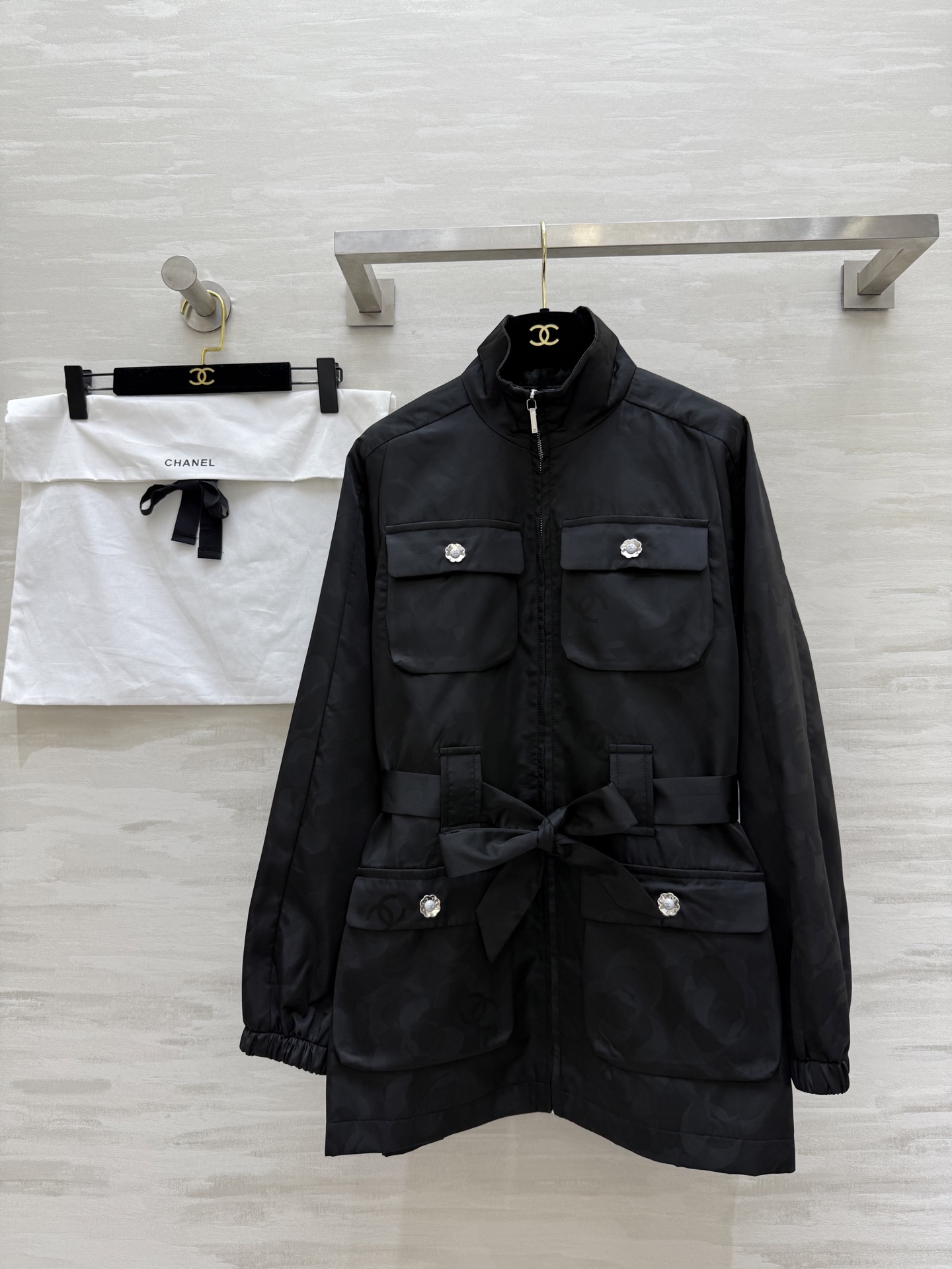 NO:477737,#Chane autumn and winter new style jacquard stand-up collar waist-closing jacket The upper body is too high-end and beautiful. The waist-lace-up waist-closing design highlights the slim waist. Stylish and fashionable. Neat and slim. The lace-up waist-closing pulls up the waistline. Easily and look taller. At the same time, it meets daily and commuting outfits. High-quality customization. SizeS/M/L (size s-shoulder bust 106, 73-size length), chanel, jackets & coats, alexander wang19860909#Chane秋冬新款 提花立领收腰外套 上身太高级好看了 腰部系带收腰设计 凸显小蛮腰 有型时髦 利落显瘦 系带收腰 拉升腰线 轻松显高 同时满足日常和通勤的穿搭 高品质定制 现货来sizeS/M/L（s码落肩胸围106,衣长73）,,chanel,jackets & coats,alexander wang,Women's clothing