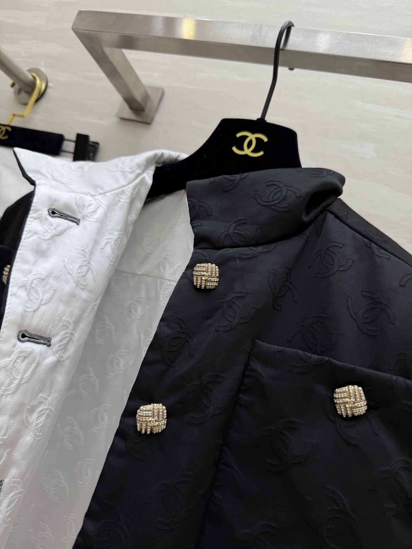 #Chane♡²⁵秋冬新款 新中式风格缎面提花棉服外套 高品质定制 现货首发size：S/M/L（s码肩