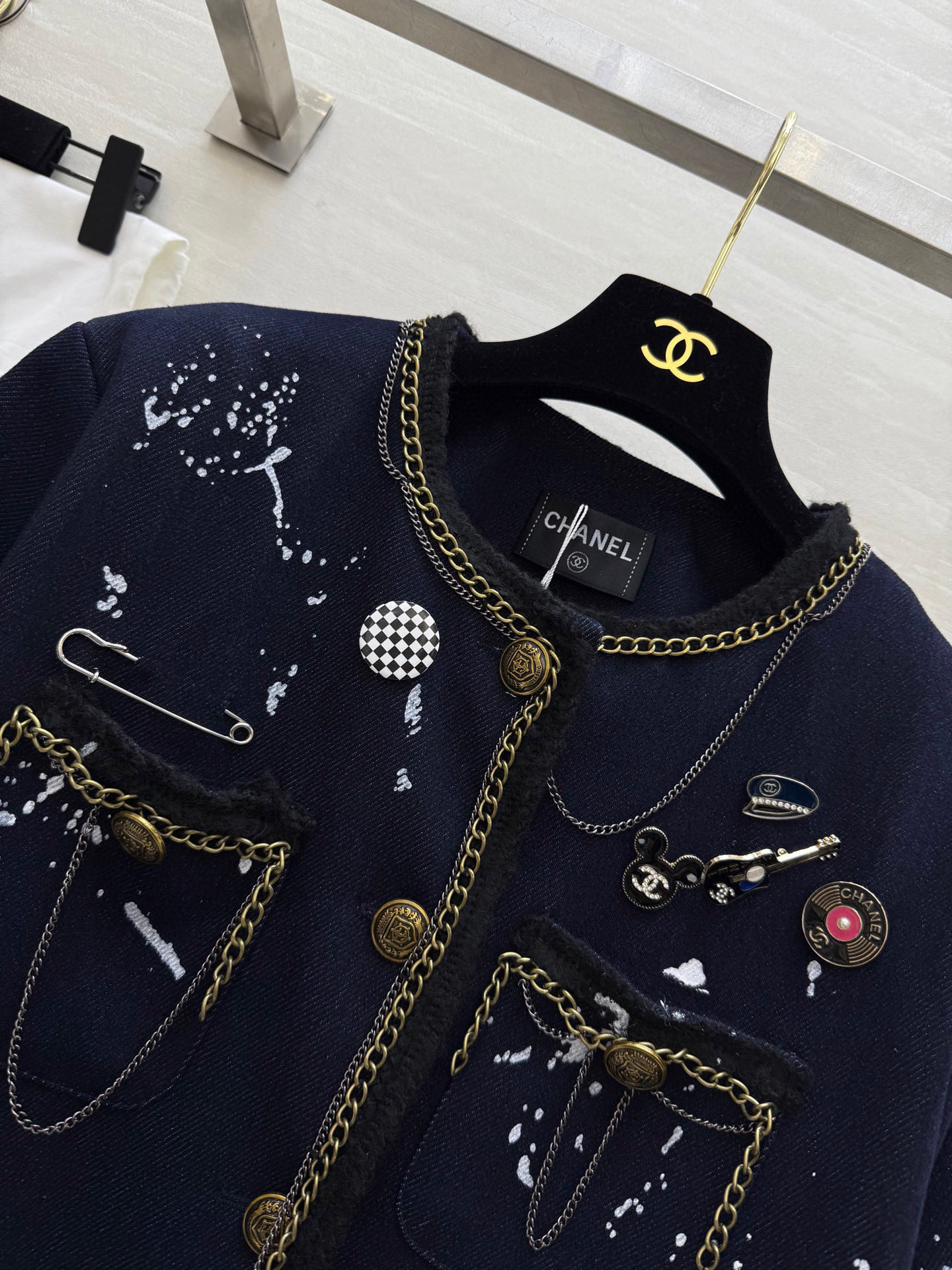 🖲️ 𝑱𝒆𝒏𝒏𝒊𝒆/CHANE♡
🖲️妮妮外套太美了

Jennie金智妮同款
都在穿的手绘小香风外套秀