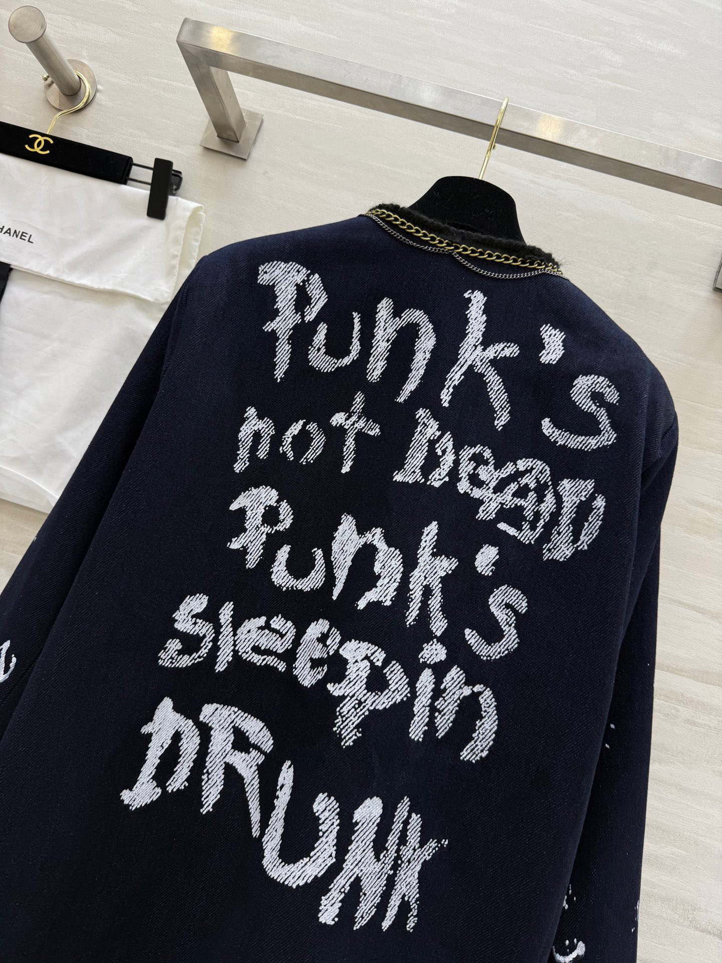 🖲️ 𝑱𝒆𝒏𝒏𝒊𝒆/CHANE♡
🖲️妮妮外套太美了

Jennie金智妮同款
都在穿的手绘小香风外套秀