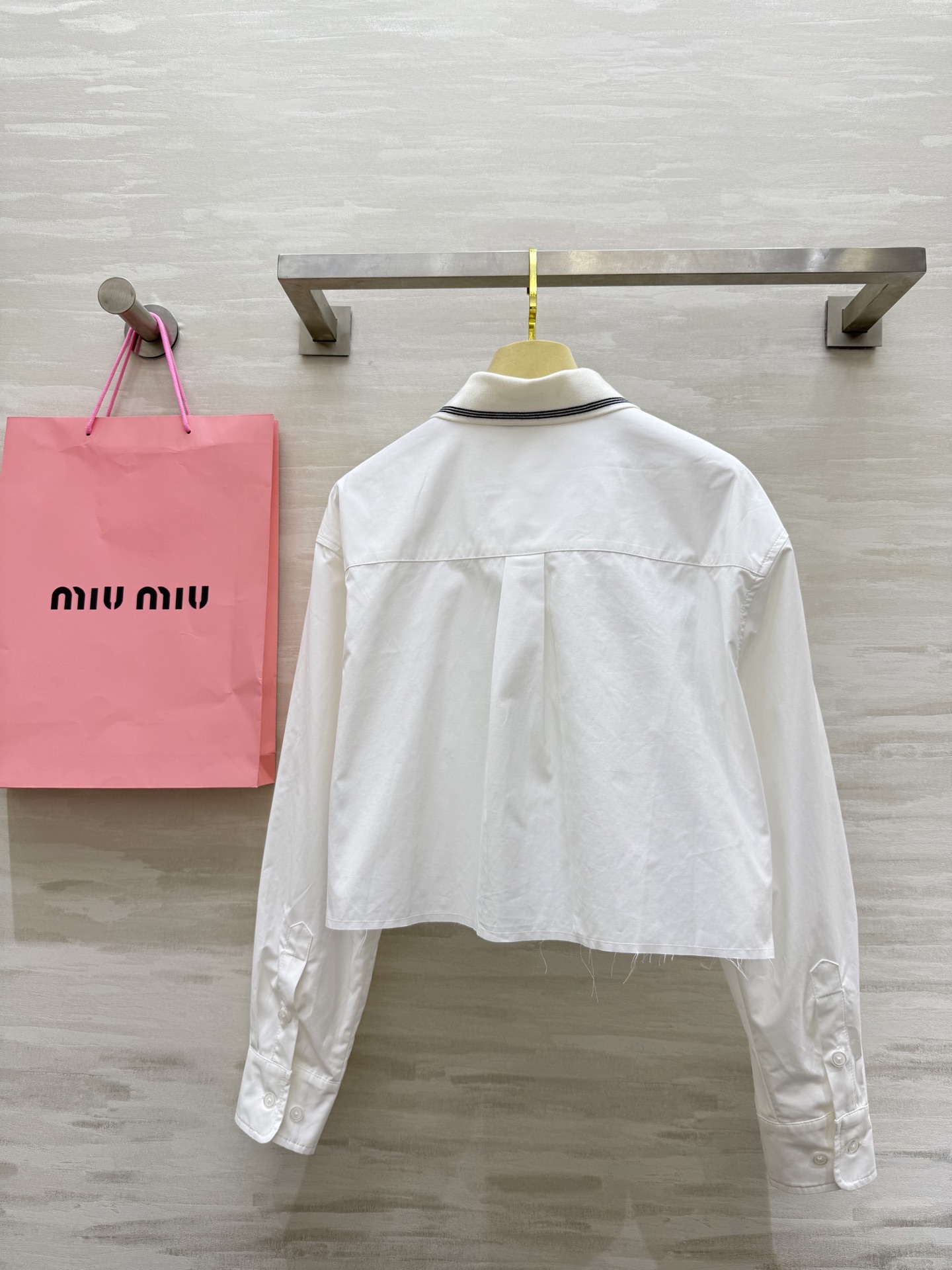 #Miumi♡²⁵早秋新款 白开水穿搭 高级感学院风翻领衬衣 进口纯棉质地亲肤舒适 高品质 现货来siz