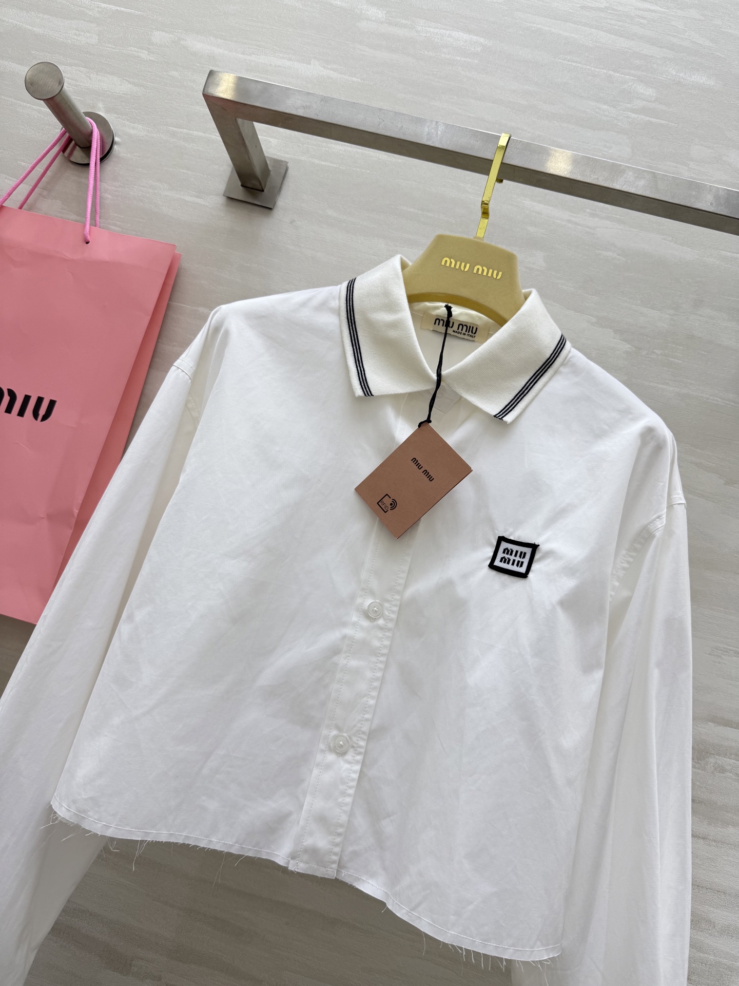 #Miumi♡²⁵早秋新款 白开水穿搭 高级感学院风翻领衬衣 进口纯棉质地亲肤舒适 高品质 现货来siz