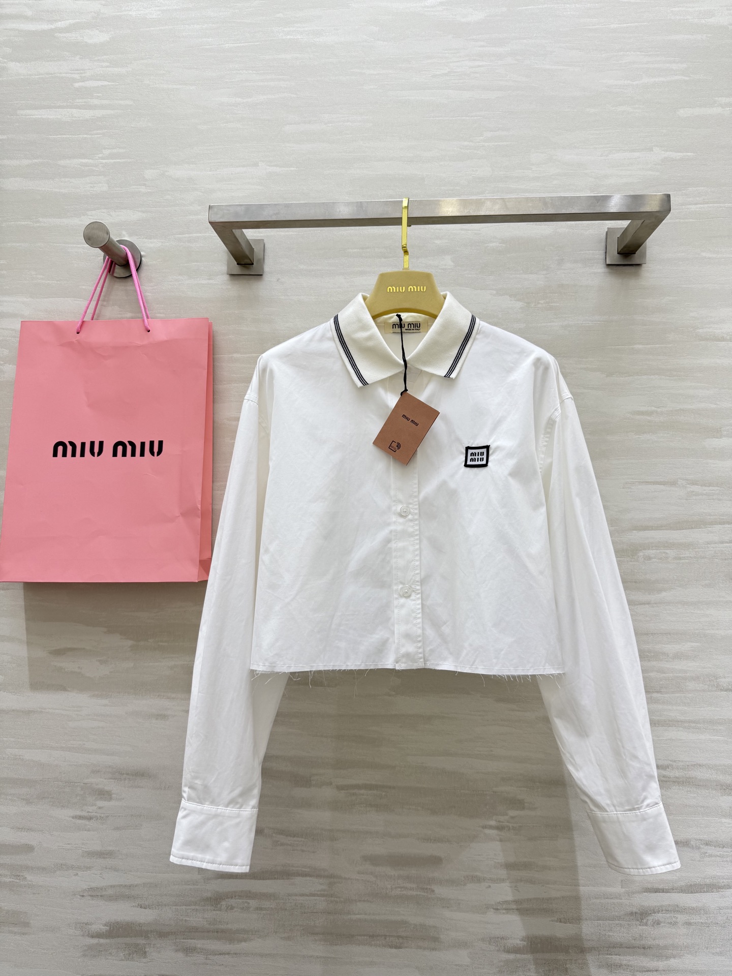 NO:480760,#Miumi early autumn new style, white water outfit, high-end college-style lapel shirt, imported pure cotton texture, skin-friendly and comfortable, high quality, spot sizeS/M/L (size s size 48 shoulder width, bust 106, length 41),,miumiu,alexander wang19860909#Miumi早秋新款 白开水穿搭 高级感学院风翻领衬衣 进口纯棉质地亲肤舒适 高品质 现货来sizeS/M/L（s码肩宽48,胸围106,衣长41）,,miumiu,alexander wang,Women's clothing