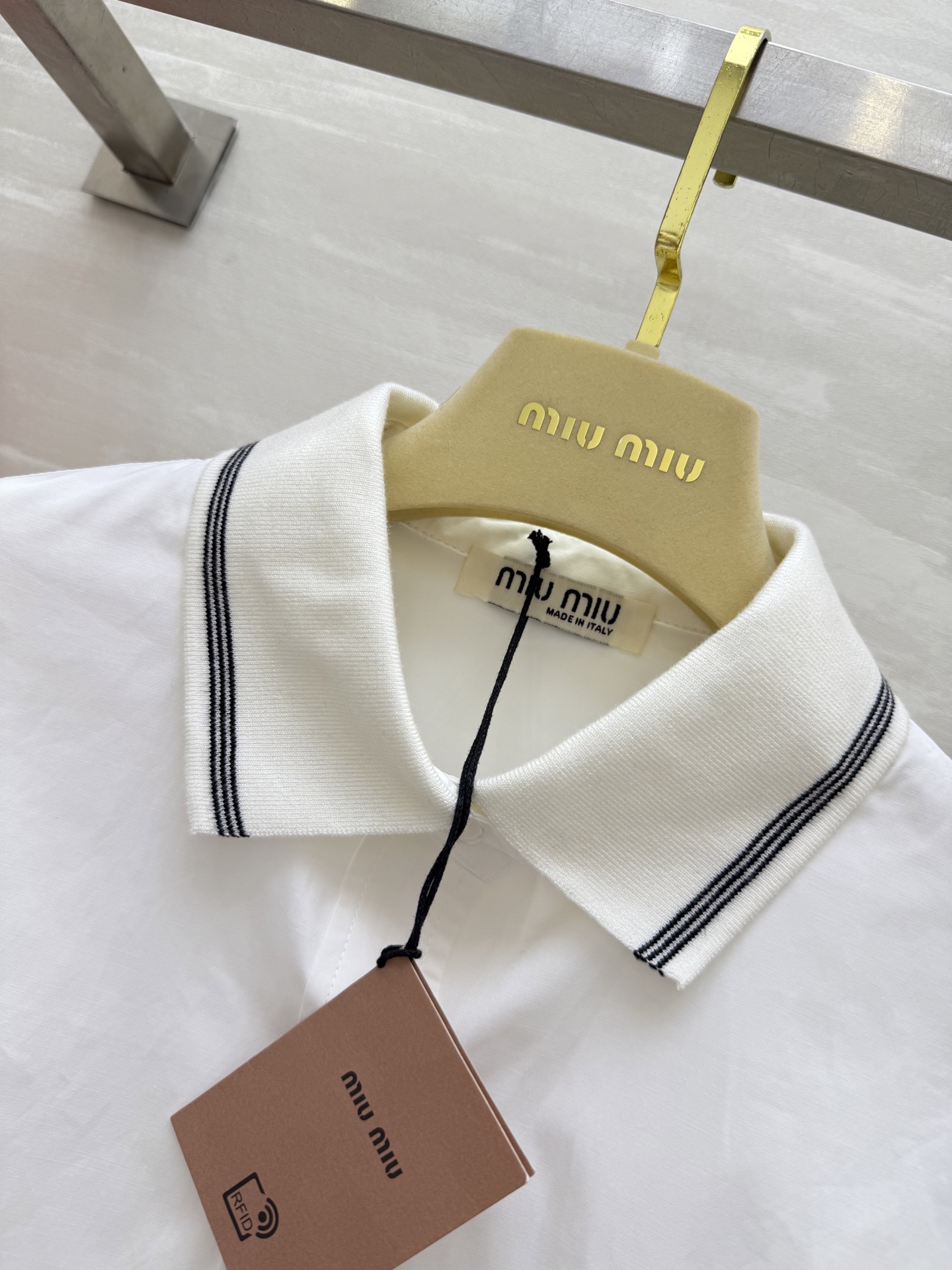 #Miumi♡²⁵早秋新款 白开水穿搭 高级感学院风翻领衬衣 进口纯棉质地亲肤舒适 高品质 现货来siz