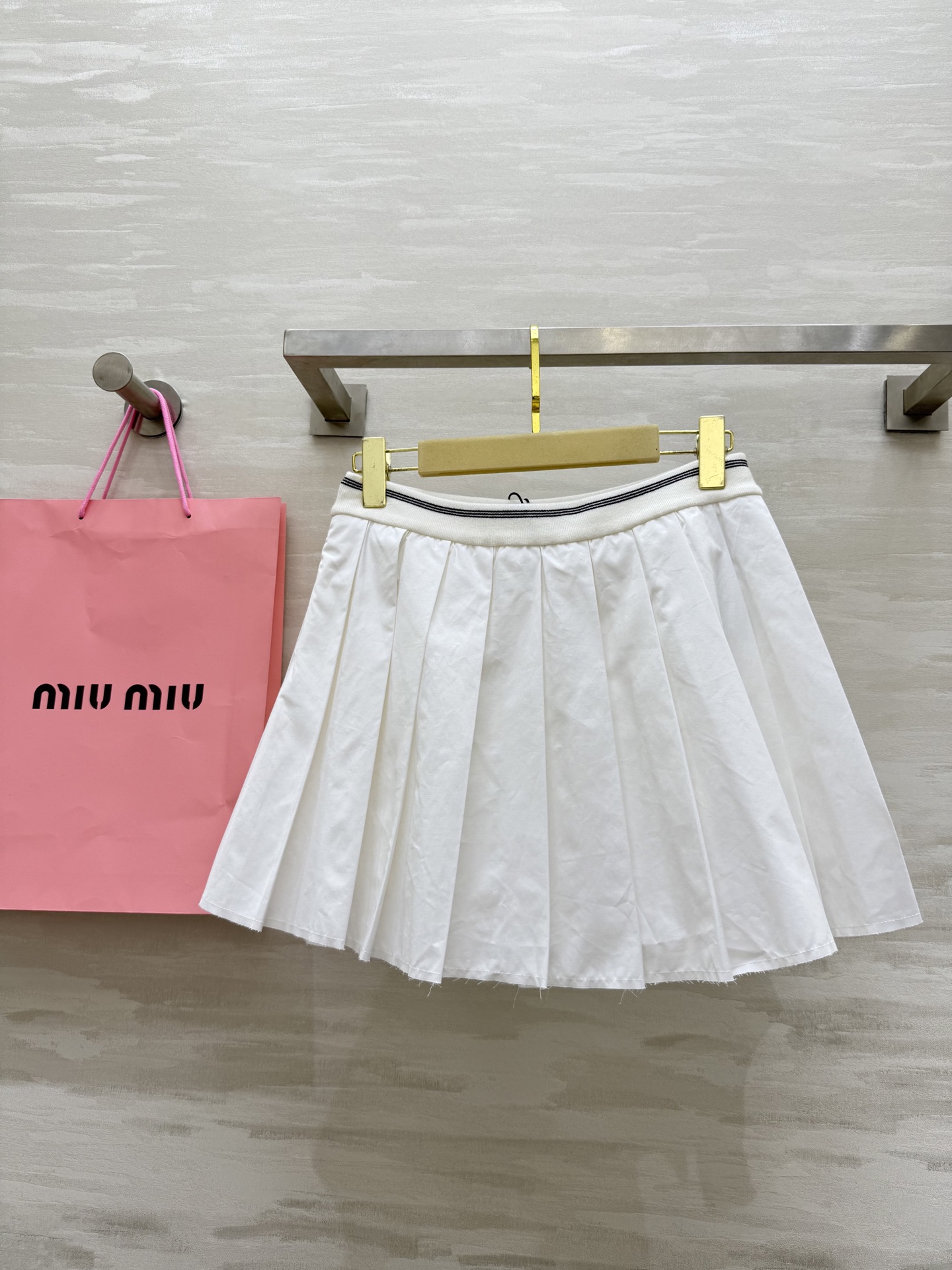 #Miumi♡²⁵早秋新款 白开水穿搭 高级感学院风百褶半裙 进口纯棉质地亲肤舒适 高品质 现货来siz