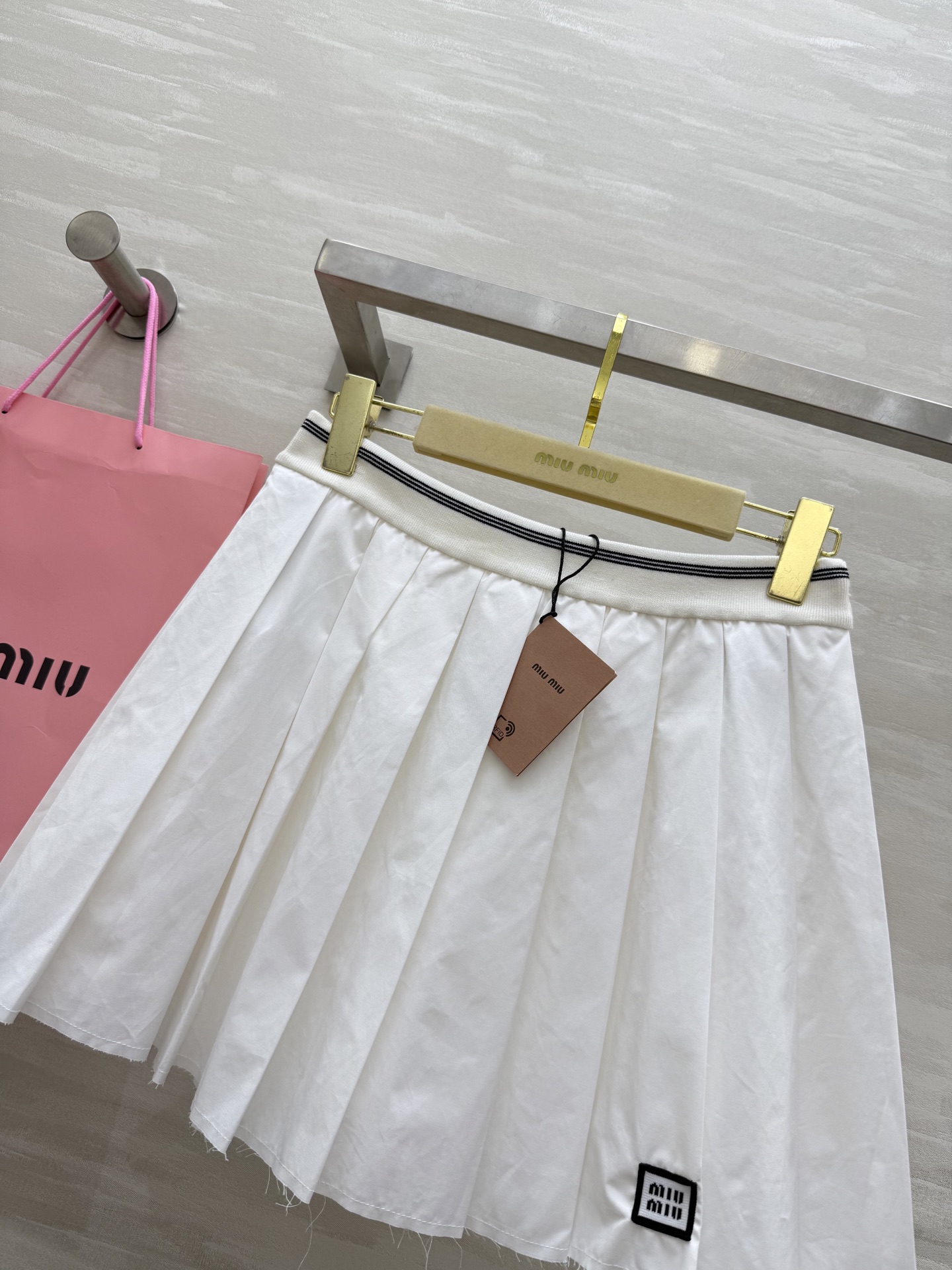 #Miumi♡²⁵早秋新款 白开水穿搭 高级感学院风百褶半裙 进口纯棉质地亲肤舒适 高品质 现货来siz