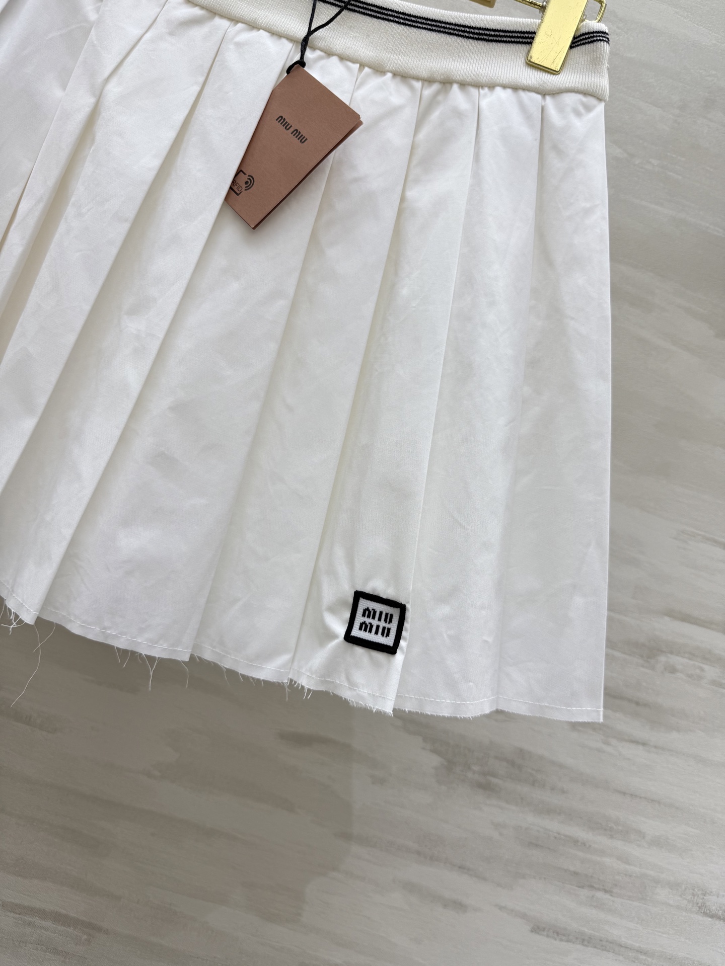 #Miumi♡²⁵早秋新款 白开水穿搭 高级感学院风百褶半裙 进口纯棉质地亲肤舒适 高品质 现货来siz