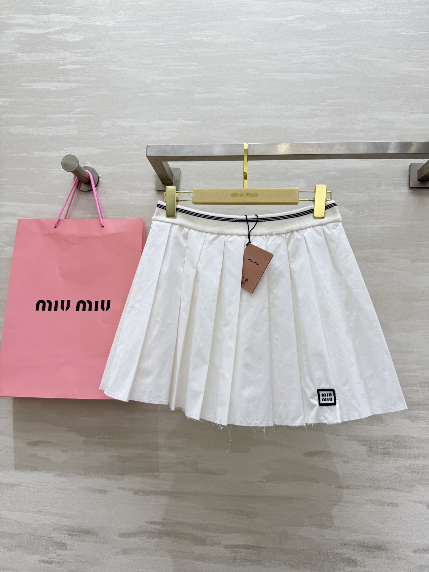 NO:480772,#Miumi early autumn new style, white water outfit, high-end college style pleated skirt, imported pure cotton texture, skin-friendly and comfortable, high quality, spot sizeS/M/L (size size 66, skirt length 36),,miumiu, skirt, alexander wang19860909#Miumi早秋新款 白开水穿搭 高级感学院风百褶半裙 进口纯棉质地亲肤舒适 高品质 现货来sizeS/M/L（s码腰围66,裙长36）,,miumiu,skirts,alexander wang,Women's clothing