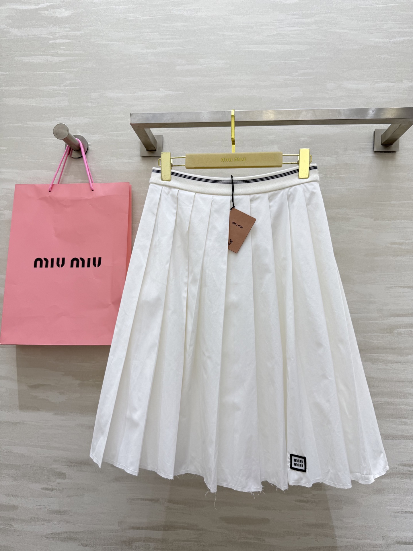 NO:480782,#Miumi early autumn new style, boiled water outfit, high-end college style pleated mid-length skirt, imported pure cotton texture, skin-friendly and comfortable, high quality, spot sizeS/M/L (size size 66, skirt length 59),,miumiu, skirt, alexander wang19860909#Miumi早秋新款 白开水穿搭 高级感学院风百褶中长款半裙 进口纯棉质地亲肤舒适 高品质 现货来sizeS/M/L（s码腰围66,裙长59）,,miumiu,skirts,alexander wang,Women's clothing
