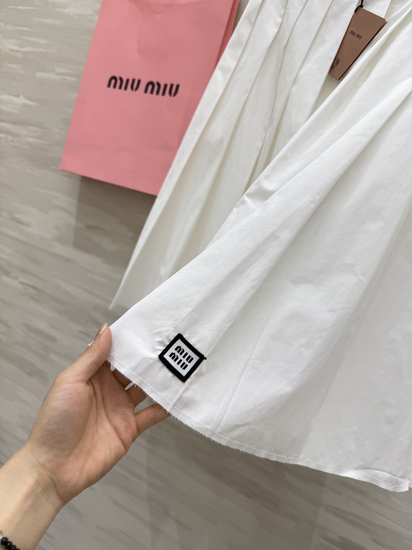 #Miumi♡²⁵早秋新款 白开水穿搭 高级感学院风百褶中长款半裙 进口纯棉质地亲肤舒适 高品质 现货来