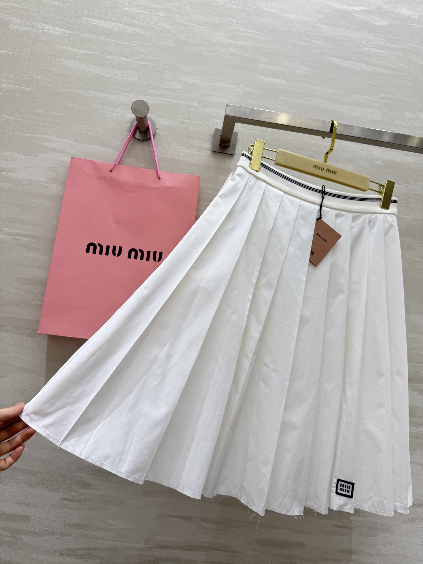 #Miumi♡²⁵早秋新款 白开水穿搭 高级感学院风百褶中长款半裙 进口纯棉质地亲肤舒适 高品质 现货来