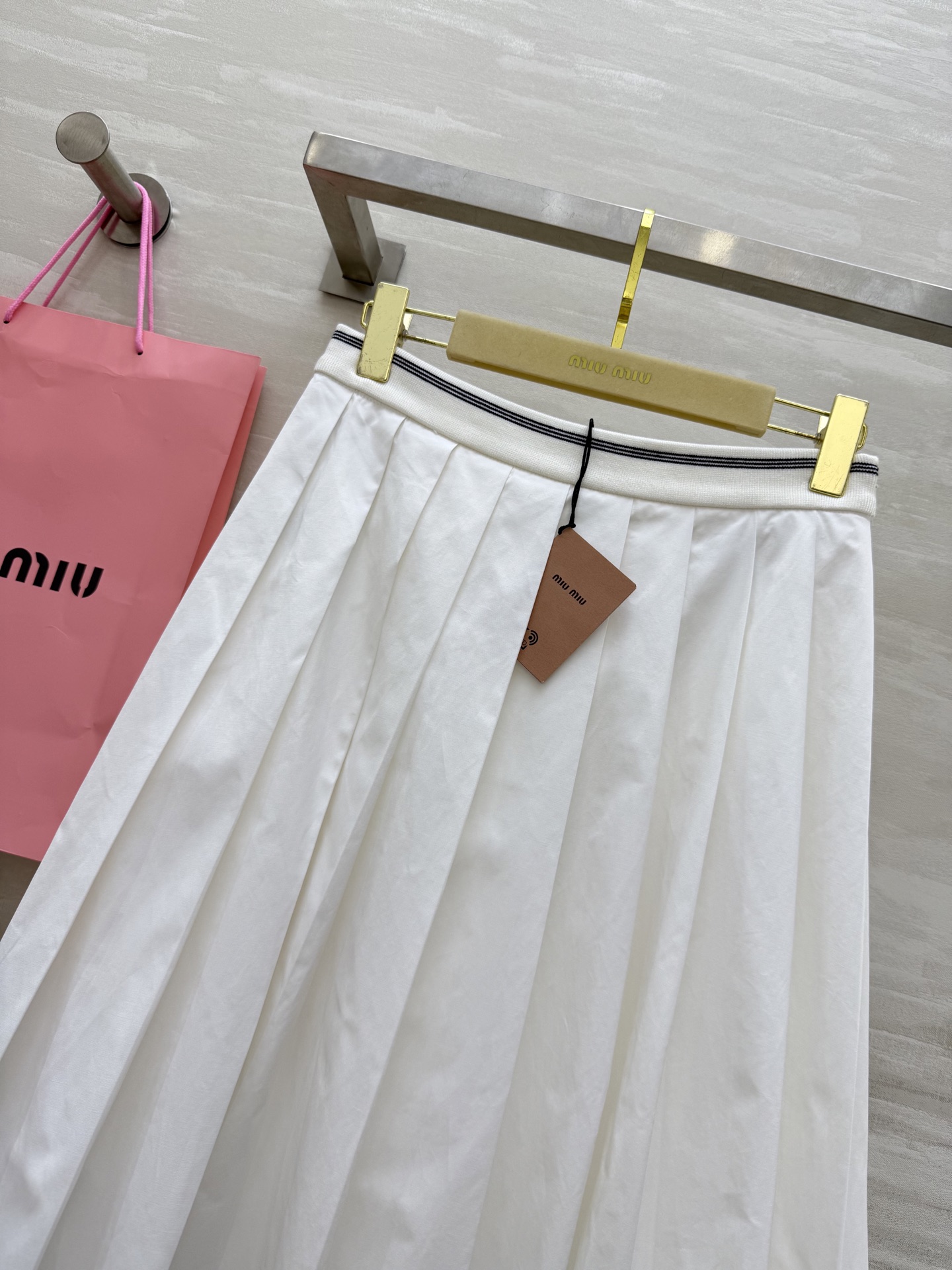 #Miumi♡²⁵早秋新款 白开水穿搭 高级感学院风百褶中长款半裙 进口纯棉质地亲肤舒适 高品质 现货来