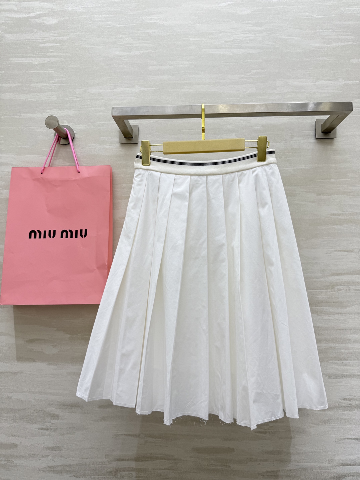 #Miumi♡²⁵早秋新款 白开水穿搭 高级感学院风百褶中长款半裙 进口纯棉质地亲肤舒适 高品质 现货来