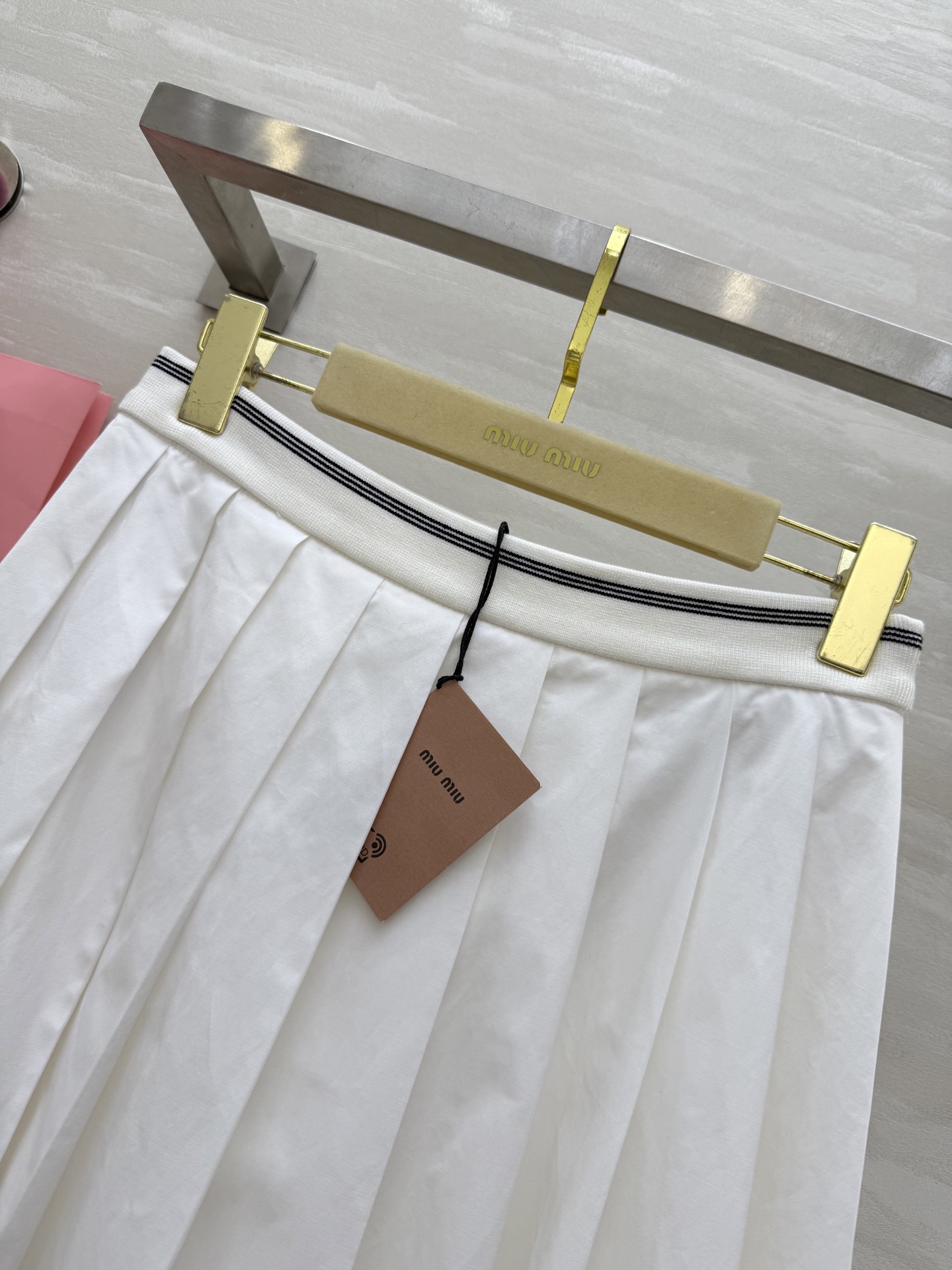 #Miumi♡²⁵早秋新款 白开水穿搭 高级感学院风百褶中长款半裙 进口纯棉质地亲肤舒适 高品质 现货来