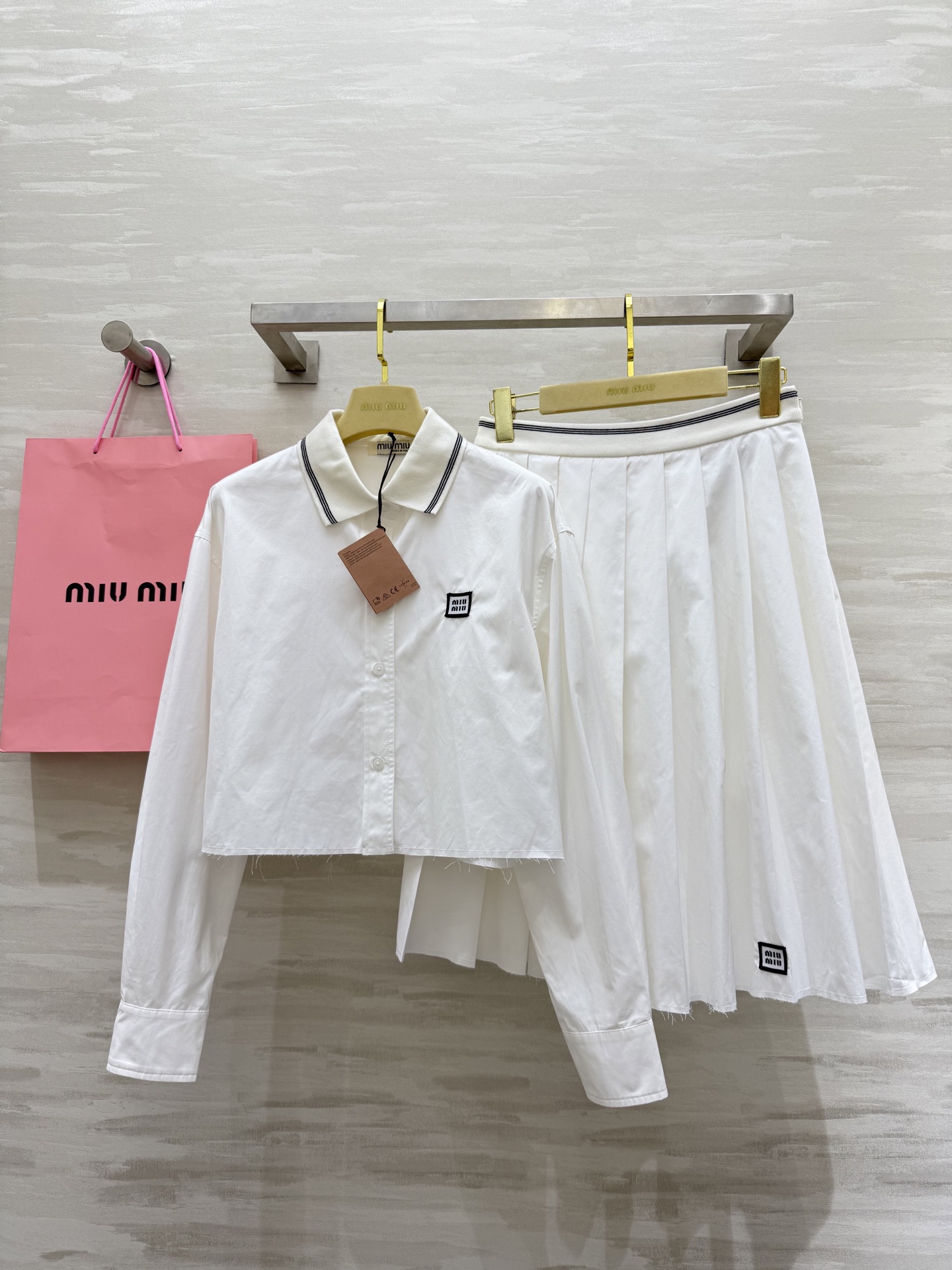 #Miumi♡²⁵早秋新款 白开水穿搭 高级感学院风百褶中长款半裙 进口纯棉质地亲肤舒适 高品质 现货来