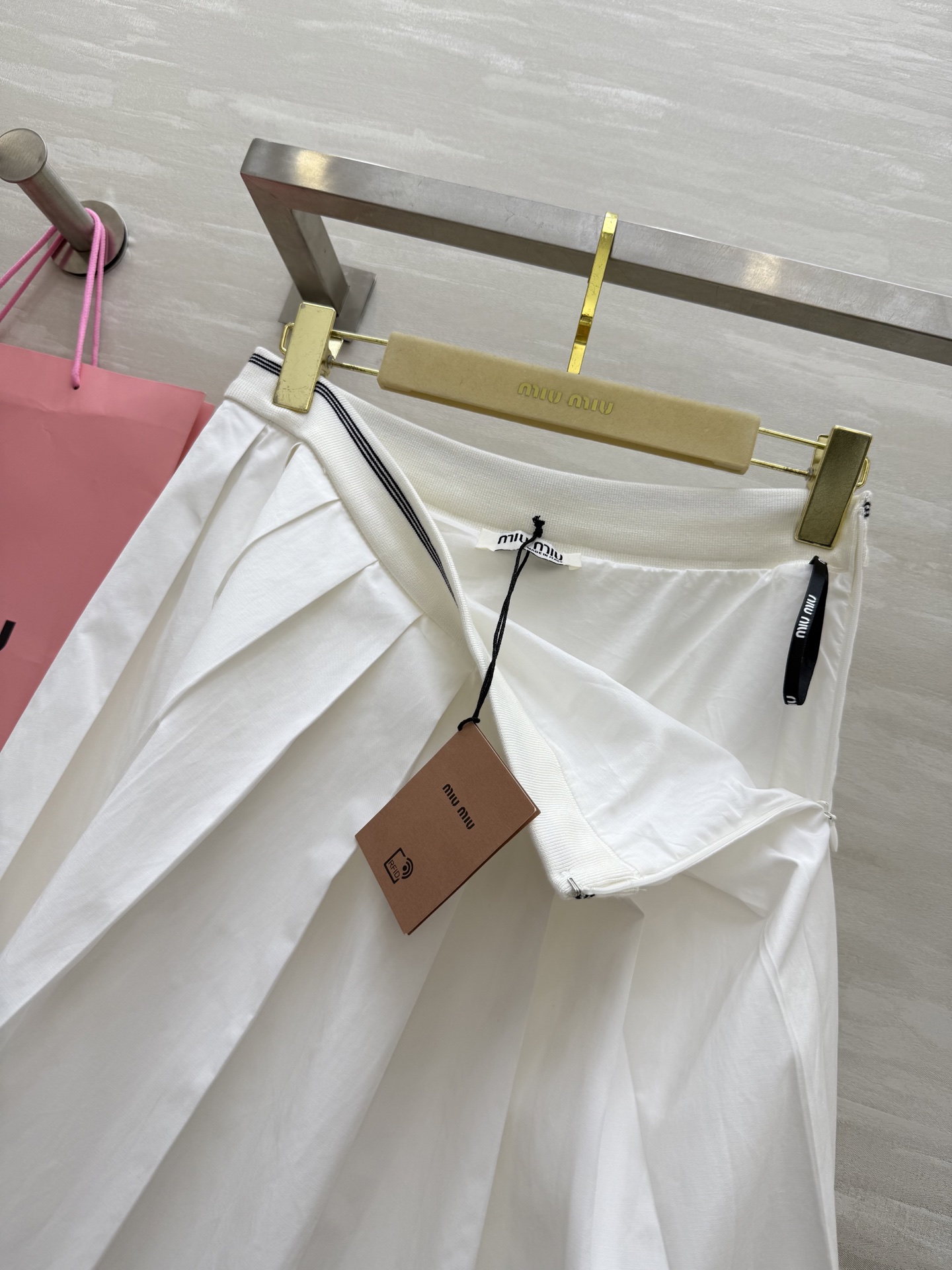 #Miumi♡²⁵早秋新款 白开水穿搭 高级感学院风百褶中长款半裙 进口纯棉质地亲肤舒适 高品质 现货来