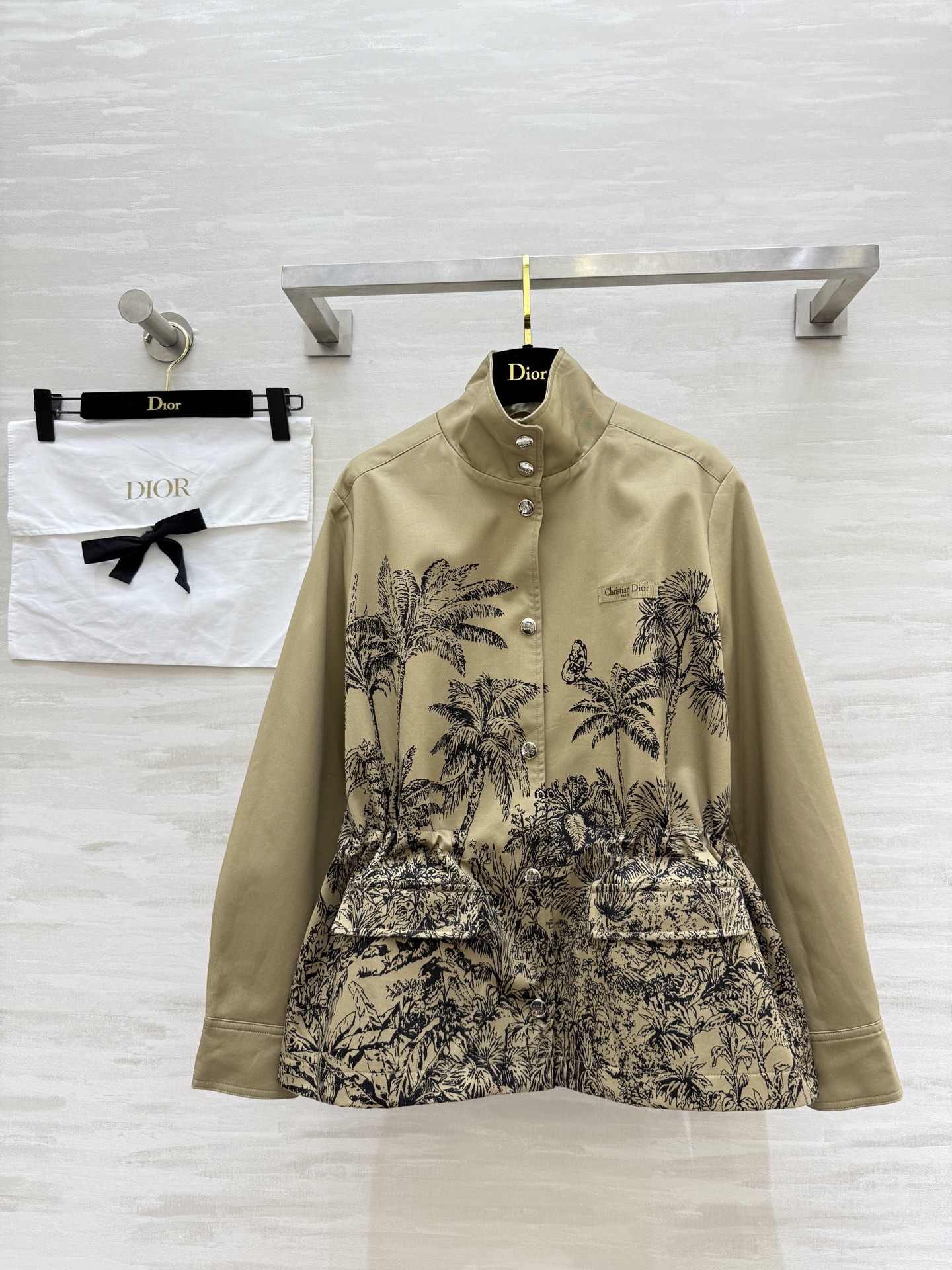 NO:480750,#DIO early autumn new style jungle print vacation series stand collar waist-hugging windbreaker jacket high quality customization spot first-time sizeS/M/L (size s shoulder width 39, bust 102, length 62), dior, jackets & coats, alexander wang19860909#DIO早秋新款 丛林印花度假系列 立领收腰风衣外套 高品质定制 现货首发sizeS/M/L（s码肩宽39,胸围102,衣长62）,,dior,jackets & coats,alexander wang,Women's clothing