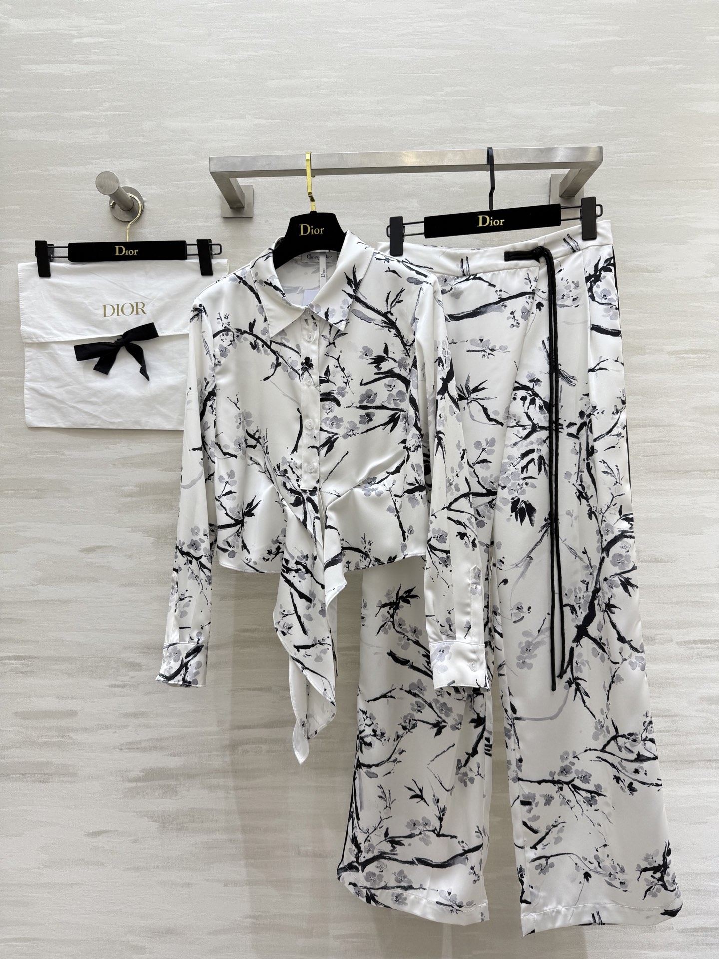 NO:480773,Shirts, pants.#DIO early autumn new style floral print vacation series Short strap design Customized fresh floral print satin fabric High-end and fashionable Super slimming and covering meat Good for daily dates and shopping Recommended a set of outfits High quality Spot sizeS/M/L (size s size 36 shoulder width, bust 94, 45 length, trouser waist 66, hip 102, trouser length 102), dior, alexander wang19860909衬衣,裤.#DIO早秋新款 花卉印花度假系列 短款绑带设计 定制清新花卉印花缎面面料 高级又时髦 超级显瘦遮肉 日常约会逛街都不错 推荐一套穿搭 高品质 现货来sizeS/M/L（s码肩宽36,胸围94,衣长45,裤腰围66,臀围102,裤长102）,,dior,alexander wang,Women's clothing