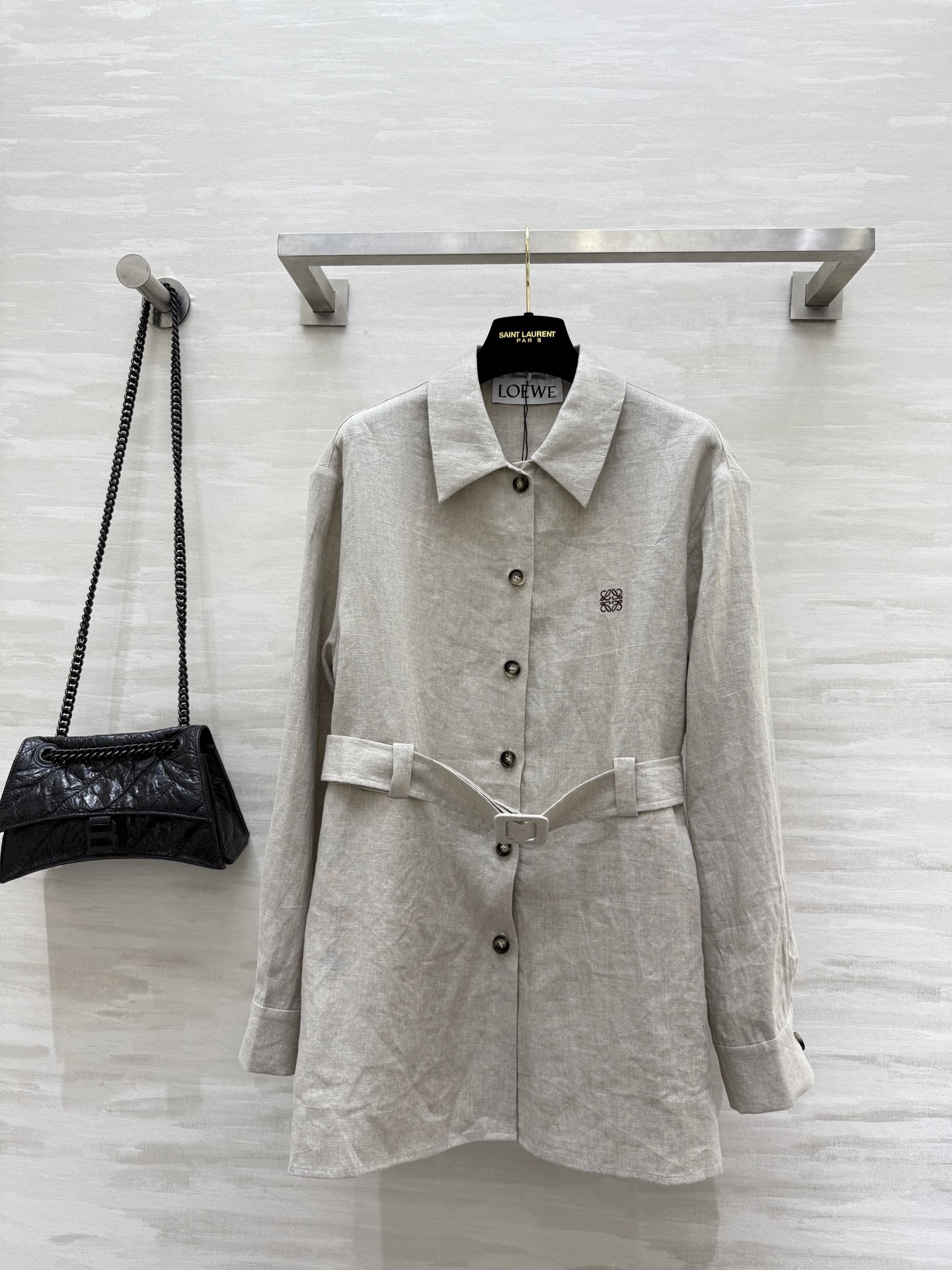 NO:480783,#Loew autumn and winter new style, old money style with belt, silhouette shirt, custom high-quality, pure linen fabric, very high-end, chest embroidery logo, low-key luxury, full of detail, matching belt design to enhance curve beauty, easy to concave shape, minimalist with retro tone, daily gatherings or commuting, OK, high quality, sizeS/M/L (size s size 110, 74 length),,loewe,alexander wang19860909#Loew秋冬新款 老钱风搭配腰带 廓形衬衣 定制高克重纯亚麻面料非常高级 胸前刺绣小logo低调奢华细节感满满 搭配腰带设计提升曲线美感轻松凹造型 极简中带有复古腔调 日常聚会或通勤都OK 高品质 现货来sizeS/M/L（s码胸围110,衣长74）,,loewe,alexander wang,Women's clothing