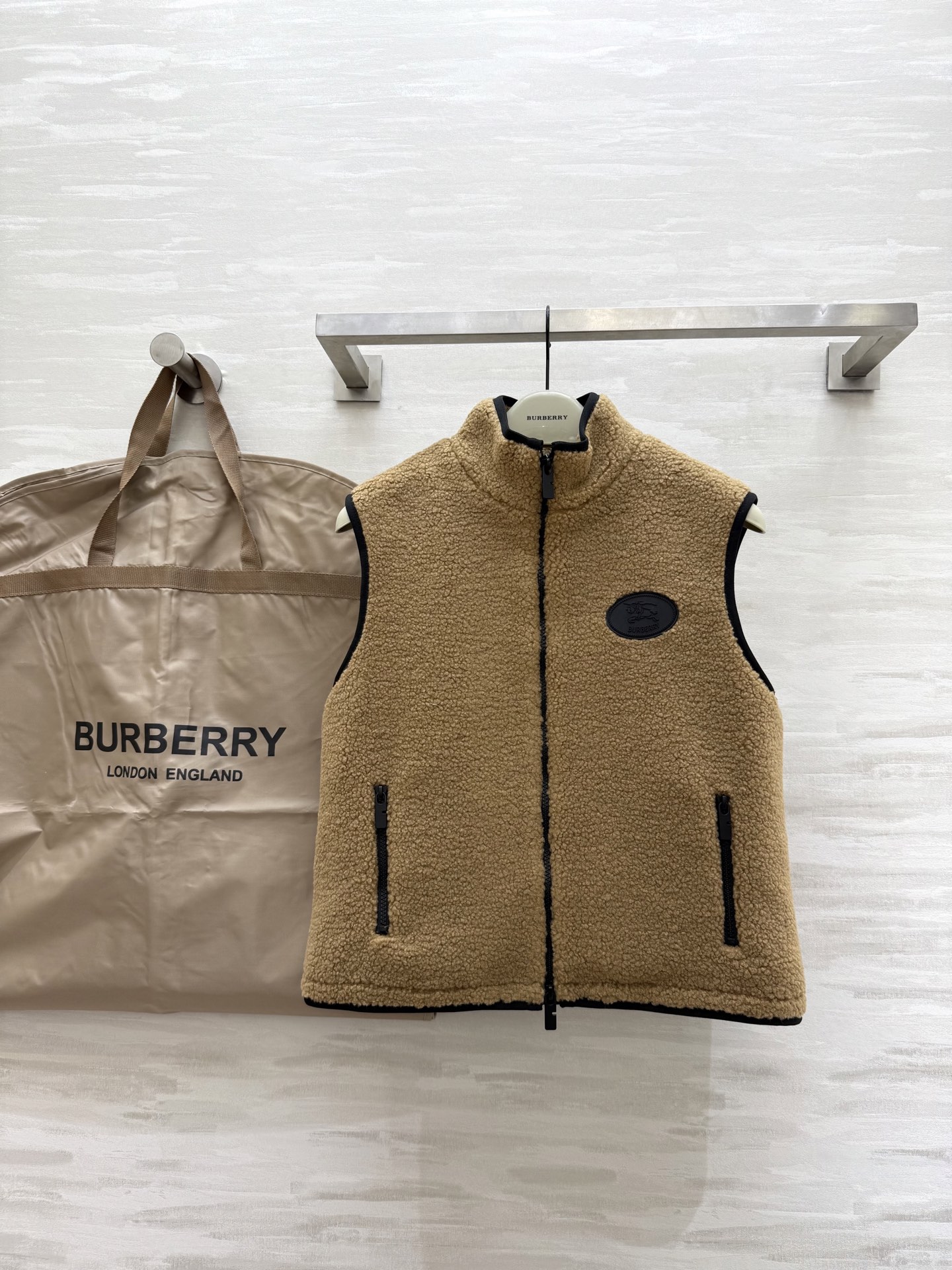 NO:480828,#Burberr autumn and winter new style Teddy plush vest vest high quality spot sizeS/M/L (size s bust 96, 55 length), burberry, alexander wang19860909#Burberr秋冬新款 泰迪毛绒马甲背心 高品质 现货来sizeS/M/L（s码胸围96,衣长55）,,burberry,alexander wang,Women's clothing