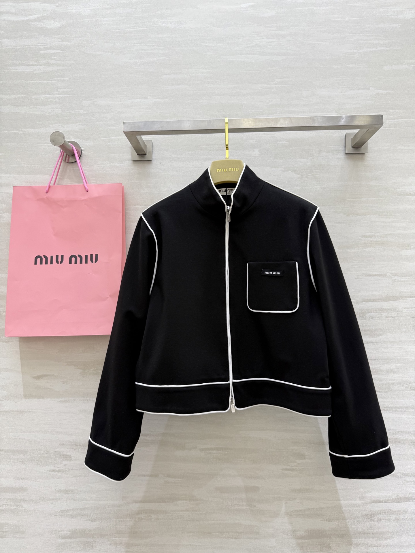 NO:480835,#Miumi autumn and winter new style contrasting casual jacket, embroidered small logo exquisite and high-end, the upper body is a classic jacket style, casually matched, fashionable and free, high-quality customization, spot first-time sizeS/M/L (size s size bust 96, 58 length),,miumiu, jackets & coats, jackets & coats, alexander wang19860909#Miumi秋冬新款 撞色休闲外套 刺绣小logo精致高级 上身是经典夹克款式 随意搭配时髦洒脱 高品质定制 现货首发sizeS/M/L（s码胸围96,衣长58）,,miumiu,jackets & coats,jackets & coats,alexander wang,Women's clothing