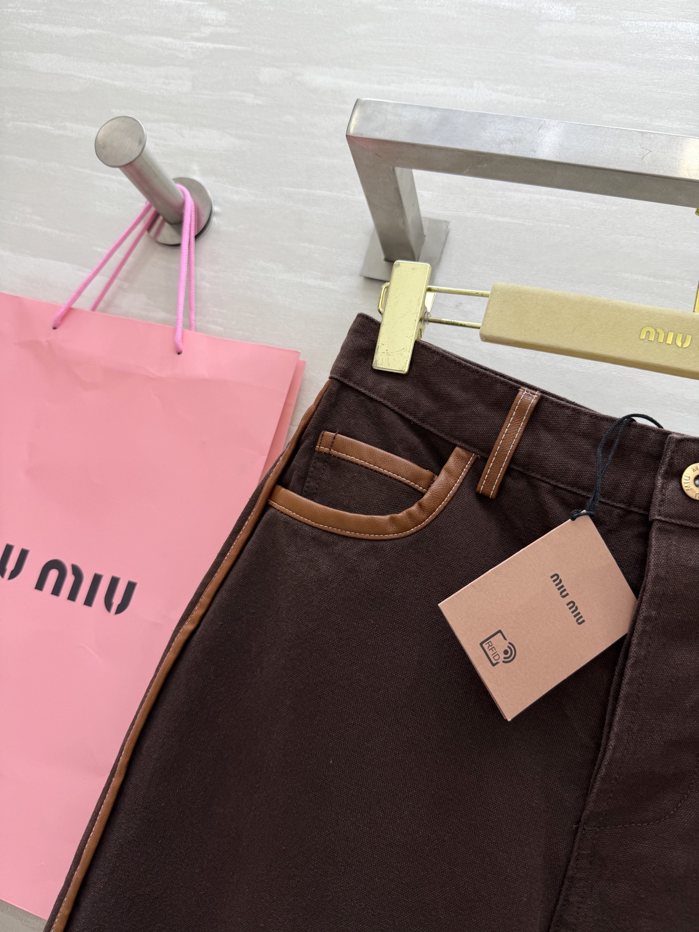 #Miumi♡²⁵秋冬新款 可可棕直筒牛仔长裤 高品质 现货来size：S/M/L（s码腰围：66，臀围
