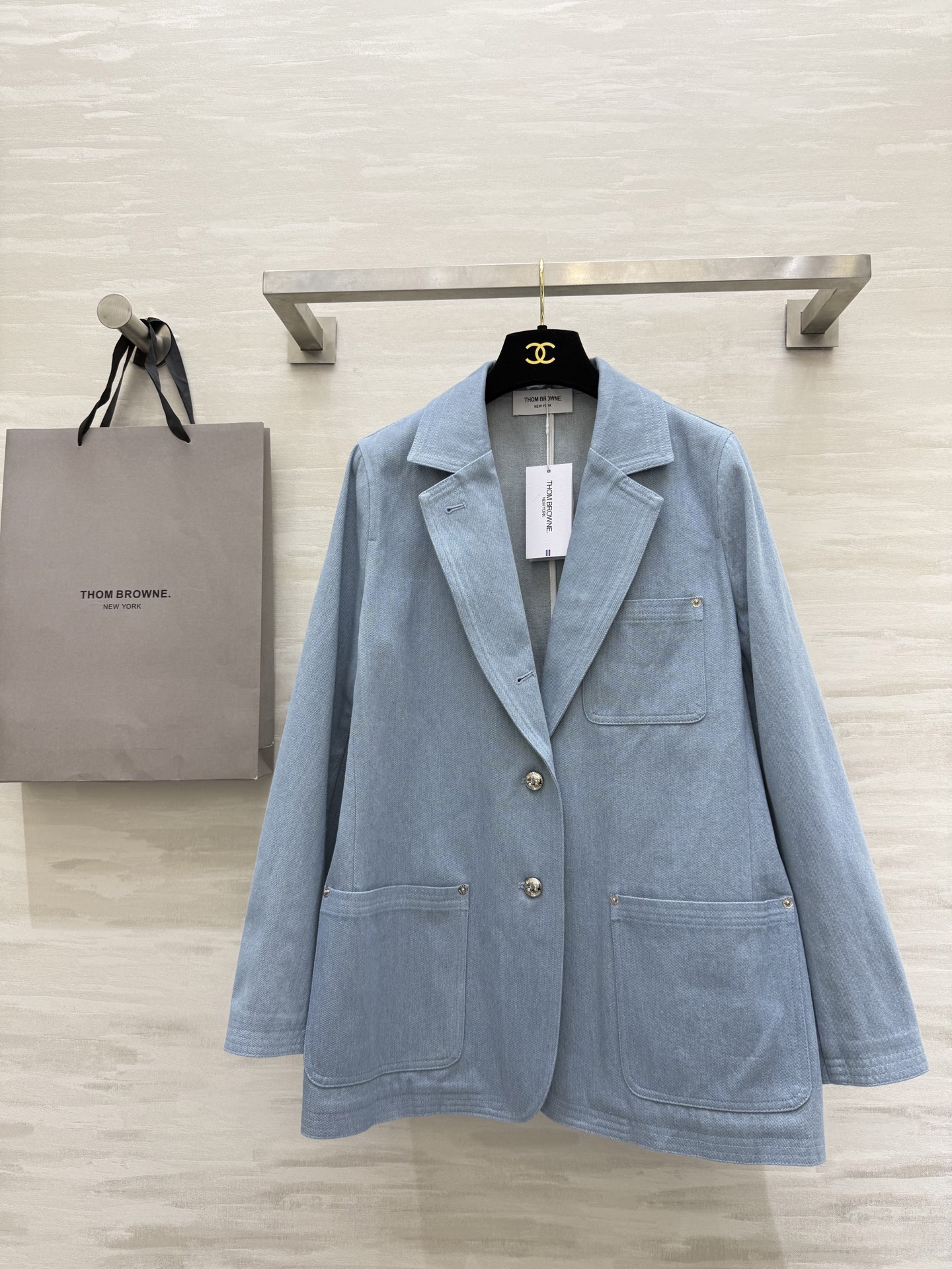 NO:480844,#Tom Brown's new early autumn style, old denim suit jacket, mold-open custom buttons, three-dimensional tailoring style, high quality, spot sizeS/M/L (size size 98, 68-size length),,thom browne, jackets & coats,business suit,alexander wang19860909#汤姆布朗早秋新款 做旧牛仔西装外套 开模定制纽扣 立体剪裁版型 高品质 现货来 sizeS/M/L（s码胸围98,衣长68）,,thom browne,jackets & coats,business suit,alexander wang,Women's clothing