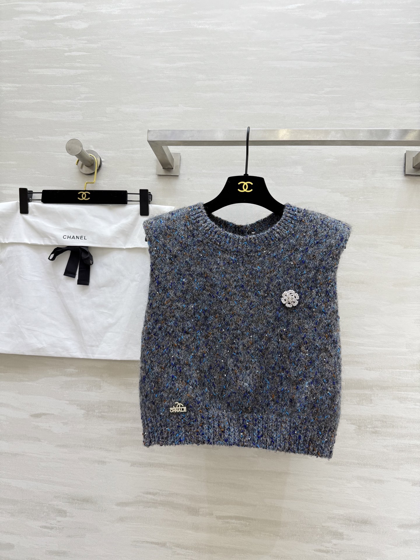 NO:483031,#Chane autumn and winter new style medieval series mohair plush yarn color front and back two-wear vest high quality delivery dust bag spot size36/38/40 (38 size bust 100, 46 length), chanel, alexander wang19860909#Chane秋冬新款 中古系列 马海毛毛绒纱线彩色正反两穿马甲 高品质 配送防尘袋 现货来size36/38/40（38码胸围100,衣长46）,,chanel,alexander wang,Women's clothing