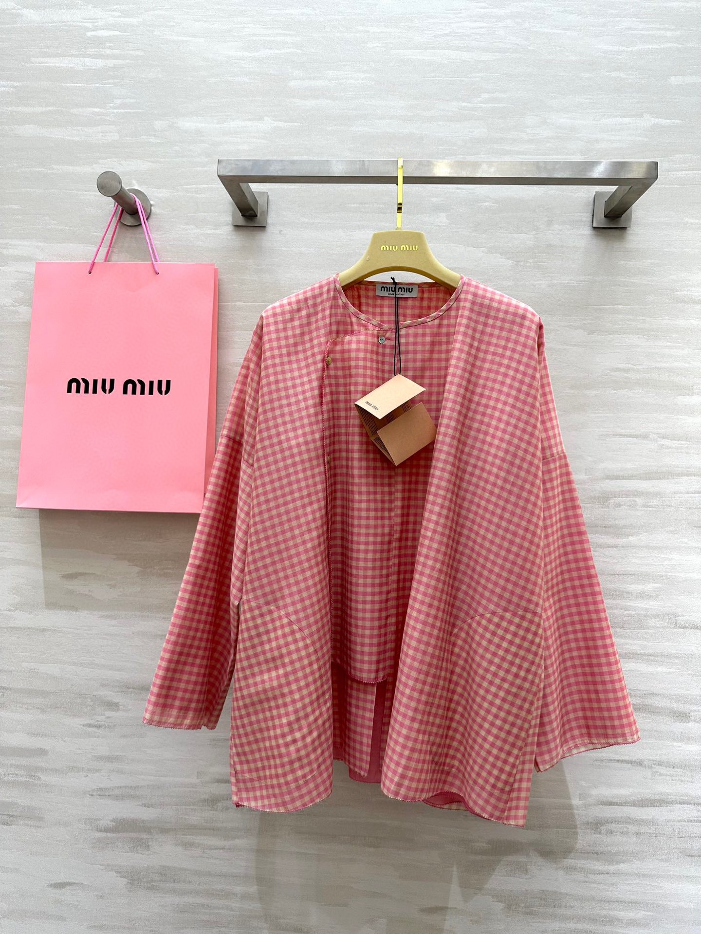 NO:484821,#Miumi autumn and winter new Chinese round neck silk cotton shirt Customized silk cotton texture skin-friendly and comfortable loose style High quality Spot first-time size36/38/40 (38 size shoulder width 77, sleeve length 39, bust 130, 71 garment length),,miumiu,alexander wang19860909#Miumi秋冬新款 新中式圆领丝绵衬衣 定制丝绵质地亲肤舒适 宽松版型 高品质 现货首发size36/38/40（38码肩宽77,袖长39,胸围130,衣长71）,,miumiu,alexander wang,Women's clothing