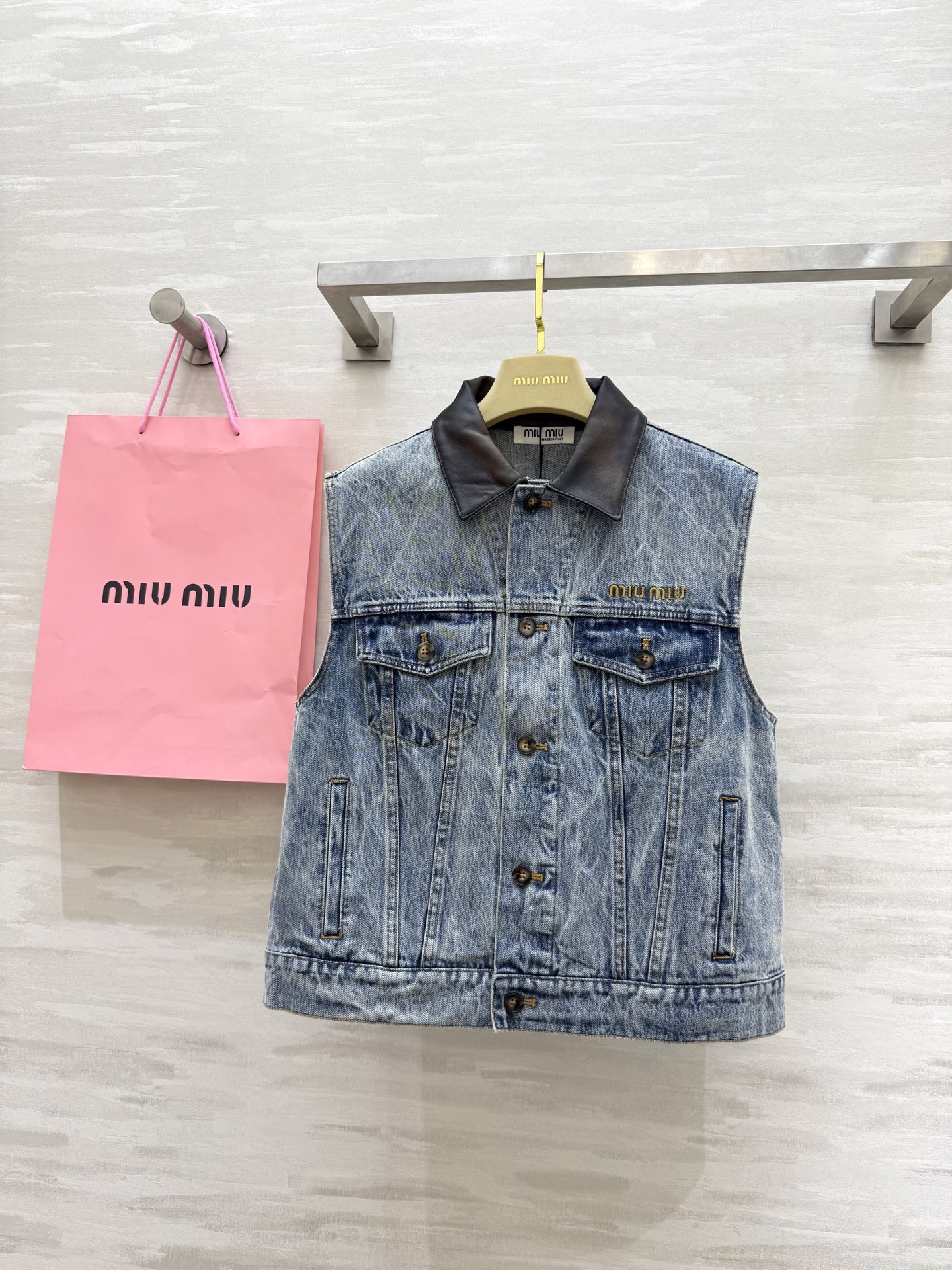 NO:484858,#Miumi early autumn new style, old denim vest, genuine leather collar splicing design, heavy-industrial denim pleat mark washing process, high quality, spot first-time sizeS/M/L (size s size 45 shoulder width, bust 112, garment length 55),,miumiu,alexander wang19860909#Miumi早秋新款 做旧牛仔马甲 真皮领拼接设计 重工牛仔褶痕洗水工艺 高品质 现货首发sizeS/M/L（s码肩宽45,胸围112,衣长55）,,miumiu,alexander wang,Women's clothing