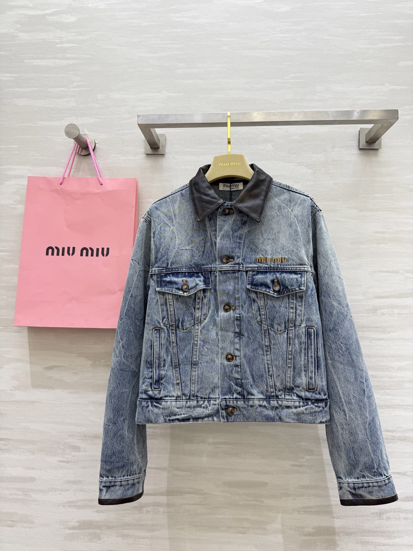 NO:484787,#Miumi early autumn new style, old denim jacket jacket, genuine leather collar splicing design, heavy-industrial denim pleat wash process, high quality, spot first-time sizeS/M/L (size s size 45 shoulder width, bust 112, 55 length),,miumiu, jackets & coats, jackets & coats,alexander wang19860909#Miumi早秋新款 做旧牛仔夹克外套 真皮领拼接设计 重工牛仔褶痕洗水工艺 高品质 现货首发sizeS/M/L（s码肩宽45,胸围112,衣长55）,,miumiu,jackets & coats,jackets & coats,alexander wang,Women's clothing