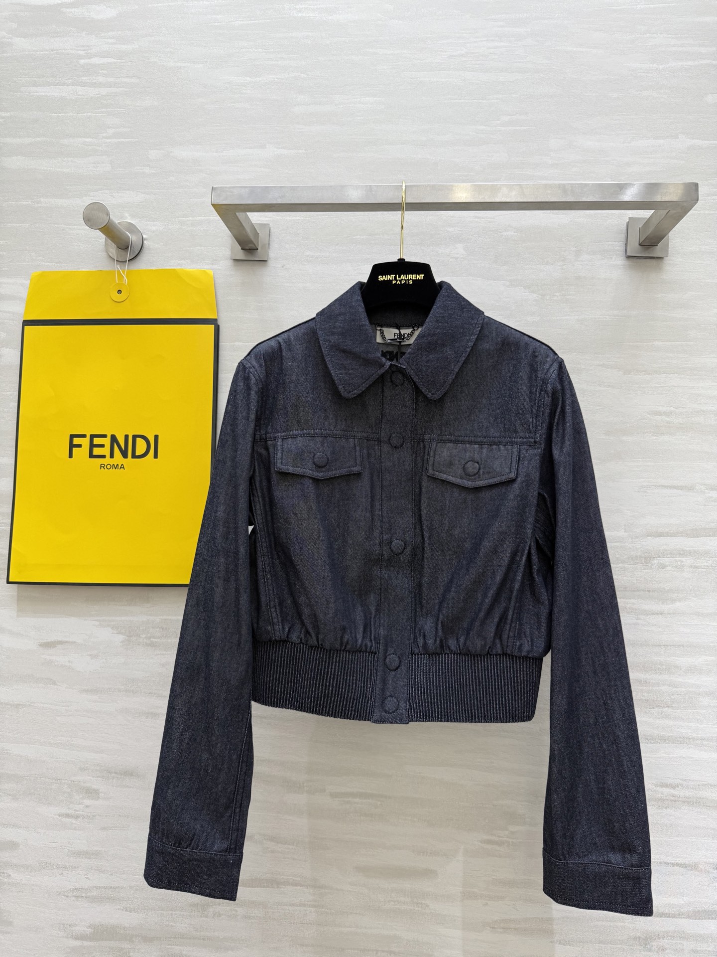 NO:484822,#FEND early autumn new style old money style denim jacket high quality spot first-time sizeS/M/L (size s shoulder width 41, bust 104, length 50), fendi, jackets & coats, jackets & coats, alexander wang19860909#FEND早秋新款 老钱风牛仔夹克外套 高品质 现货首发sizeS/M/L（s码肩宽41,胸围104,衣长50）,,fendi,jackets & coats,jackets & coats,alexander wang,Women's clothing
