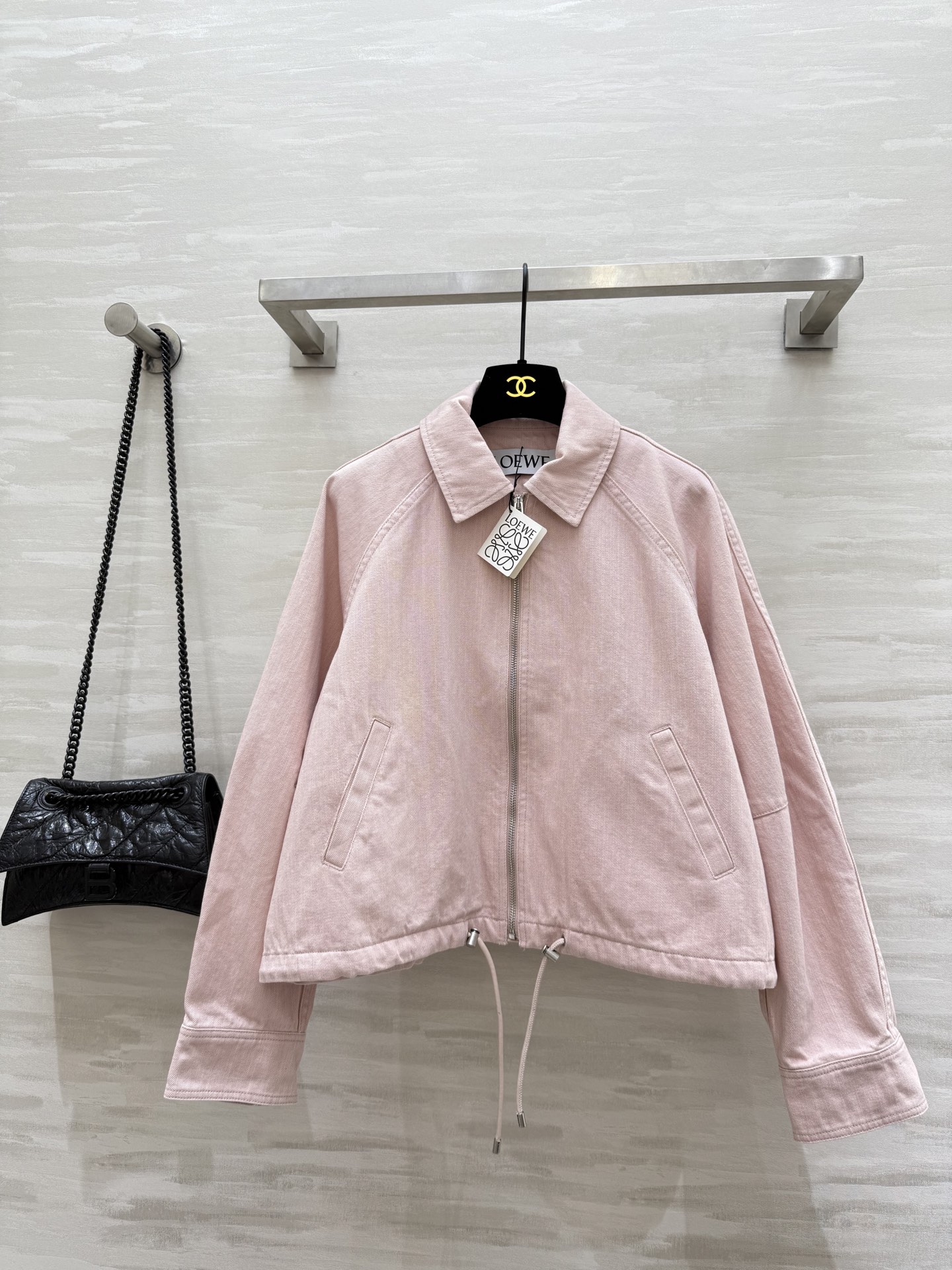 NO:484847,#Loew early autumn new style, old denim jacket, handmade oily leather, custom imported denim, active old washing process, high quality, spot sizeS/M/L (size s size 41 shoulder width, bust 108, length 55-62),,loewe, jackets & coats, jackets & coats, alexander wang19860909#Loew早秋新款 做旧牛仔夹克外套 手工油边皮边 定制进口牛仔 活性做旧洗水工艺 高品质 现货来sizeS/M/L（s码肩宽41,胸围108,衣长55-62）,,loewe,jackets & coats,jackets & coats,alexander wang,Women's clothing
