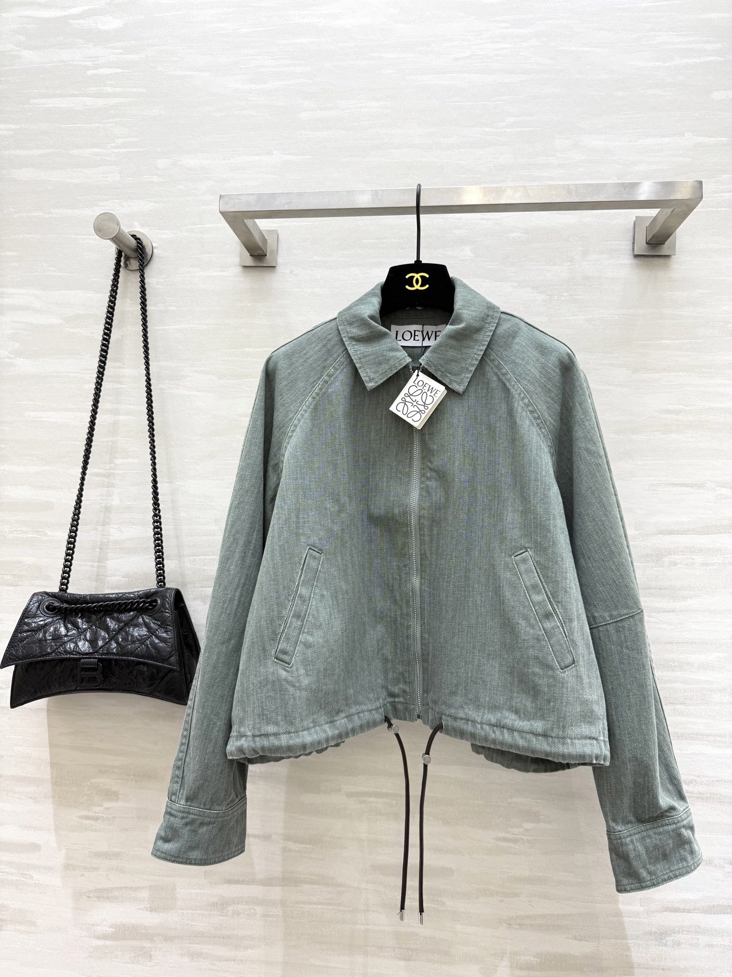 NO:484861,#Loew early autumn new style, old denim jacket, handmade oily leather, custom imported denim, active old washing process, high quality, spot sizeS/M/L (size s size 41 shoulder width, bust 108, length 55-62, loewe, jackets & coats, jackets & coats, alexander wang19860909#Loew早秋新款 做旧牛仔夹克外套 手工油边皮边 定制进口牛仔 活性做旧洗水工艺 高品质 现货来sizeS/M/L（s码肩宽41,胸围108,衣长55-62,,loewe,jackets & coats,jackets & coats,alexander wang,Women's clothing