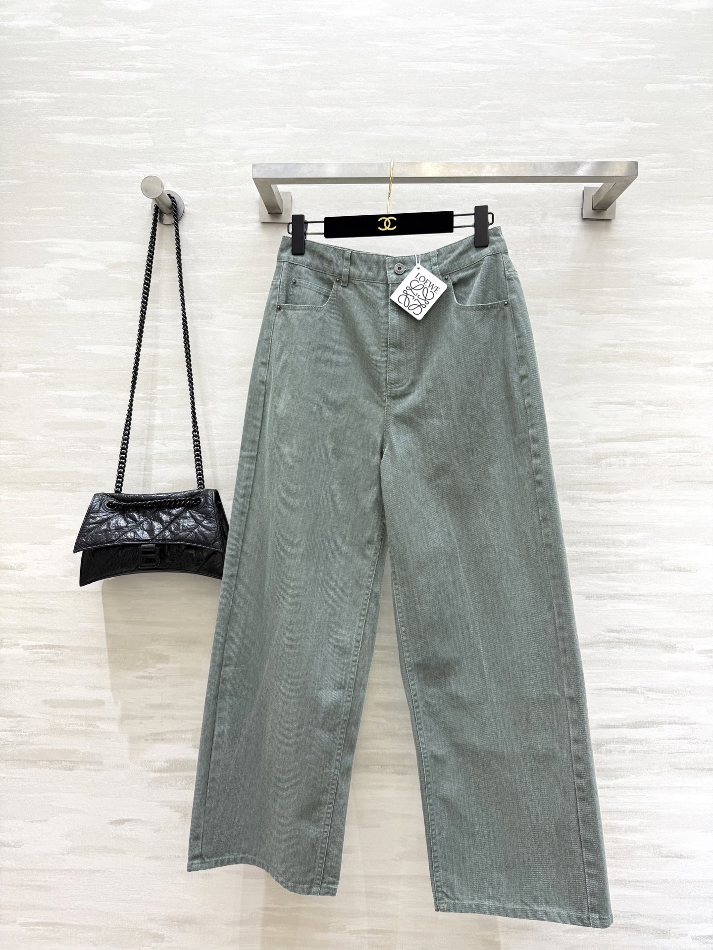 NO:484867,#Loew early autumn new style, old denim wide-leg pants, customized imported denim, active old washing process, high quality, spot sizeS/M/L (size size 68, hip circumference 94, pants length 102),,loewe,alexander wang19860909#Loew早秋新款 做旧牛仔阔腿裤 定制进口牛仔 活性做旧洗水工艺 高品质 现货来sizeS/M/L（s码腰围68,臀围94,裤长102）,,loewe,alexander wang,Women's clothing