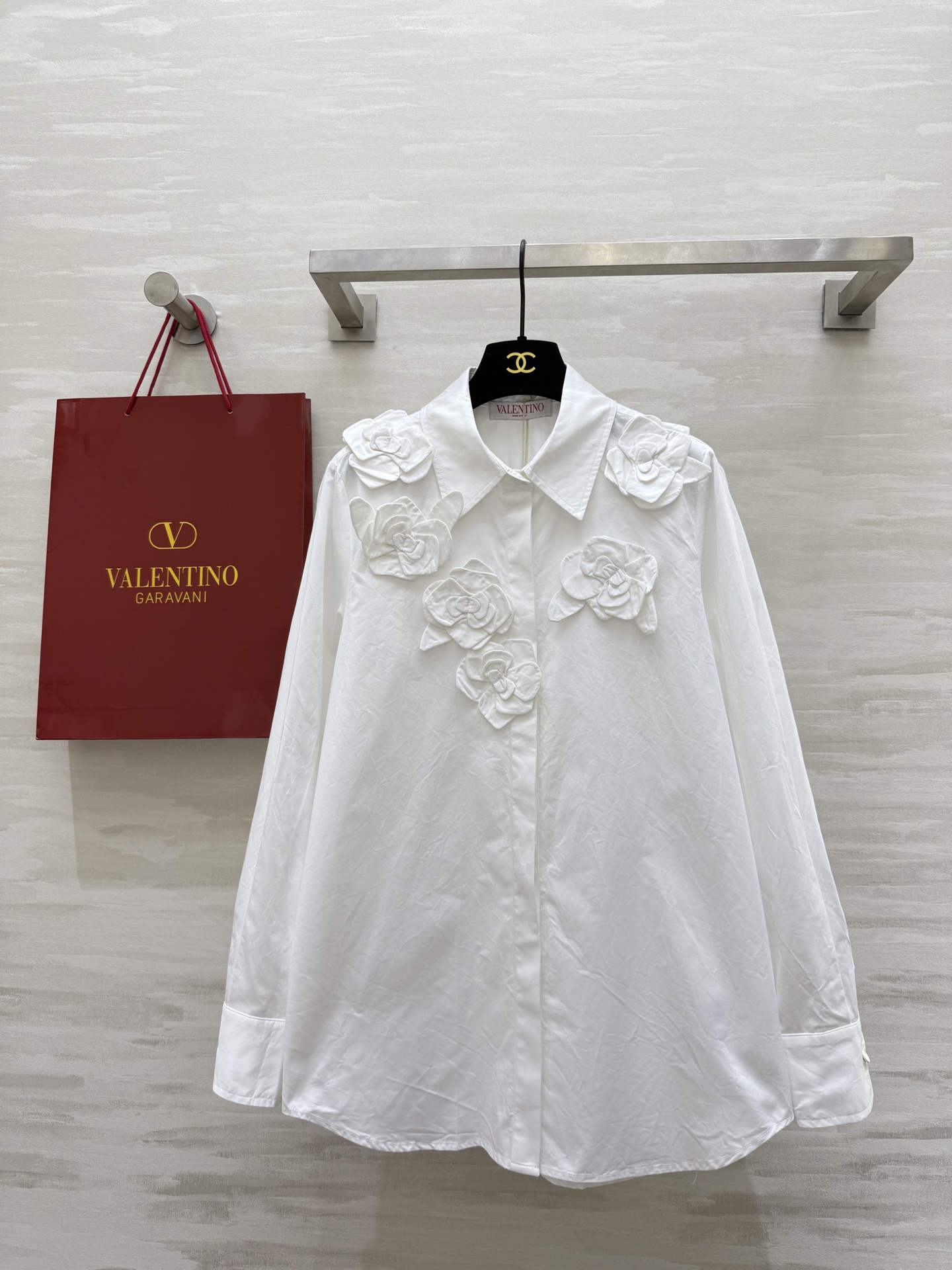 NO:485884,#Valentin early autumn new style heavy industry flower shirt high quality spot first sizeS/M/L (size s size 39 shoulder width, bust 94, length 67), valentino, alexander wang19860909#Valentin早秋新款 重工花朵衬衣 高品质 现货首发sizeS/M/L（s码肩宽39,胸围94,衣长67）,,valentino,alexander wang,Women's clothing