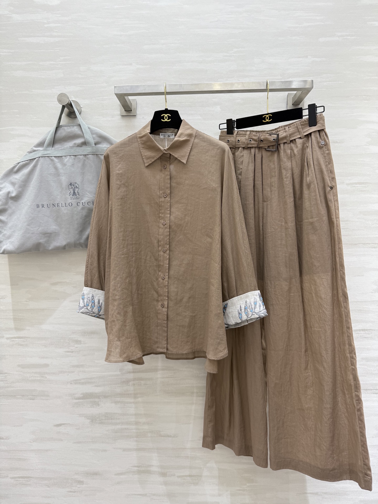 NO:485853,) Shirt, trousers. #BC early autumn new style high luxury minimalist style suit. A set of matching upper body with a casual and lazy feeling. The elastic waist is not picky and the upper body is super slim. British neutral style outfit interpretation. Light and slightly transparent and comfortable cotton and linen fabric. High-quality customization. Can be sold separately. SizeS/M/L (size s shirt with shoulder-falling bust 132, 71, trousers waist 66, hip circumference, trousers length 102,,alexander wang19860909）衬衣,长裤.#BC早秋新款 高奢极简风套装 一套搭配上身自带随性慵懒感 松紧腰不挑人上身超显瘦 英伦中性风穿搭演绎 轻盈微透舒适的棉麻面料 高品质定制 可分开发售 sizeS/M/L（s码衬衣落肩胸围132,衣长71,长裤腰围66,臀围,裤长102,,alexander wang,Women's clothing