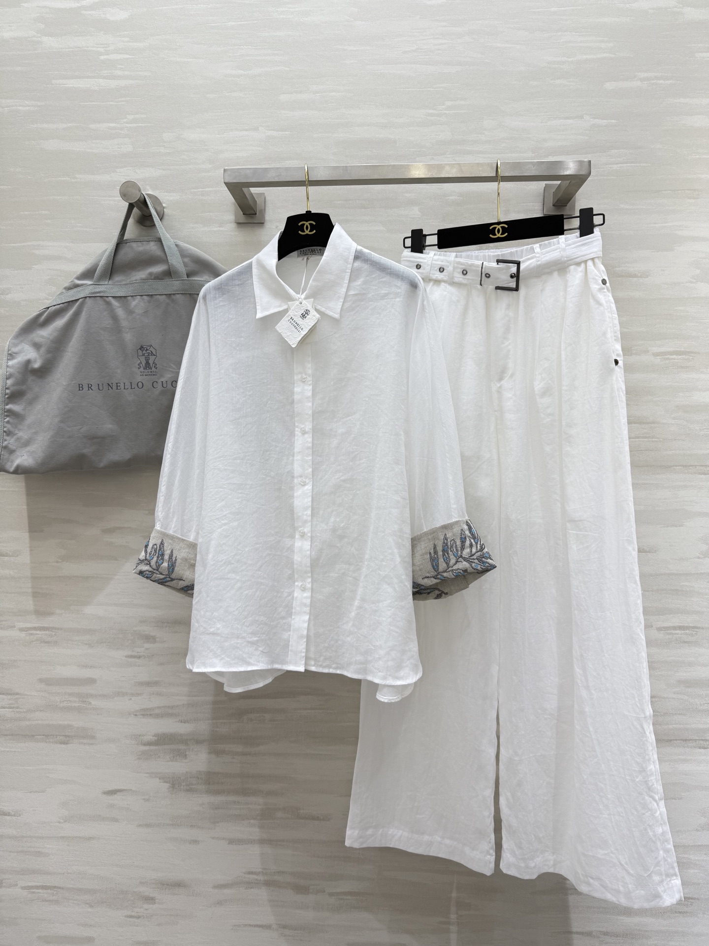 NO:485860,Shirt, trousers #BC early autumn new style high luxury minimalist style suit A set of matching upper body with a casual and lazy feeling, elastic waist is not picky for people, super slim, British neutral style outfit interpretation, light and slightly transparent and comfortable cotton and linen fabric, high quality customization, can be sold separately sizeS/M/L (size s shirt shoulder-falling bust 132, 71, trousers waist 66, hip circumference, trousers length 102,,alexander wang19860909衬衣,长裤#BC早秋新款 高奢极简风套装 一套搭配上身自带随性慵懒感 松紧腰不挑人上身超显瘦 英伦中性风穿搭演绎 轻盈微透舒适的棉麻面料 高品质定制 可分开发售 sizeS/M/L（s码衬衣落肩胸围132,衣长71,长裤腰围66,臀围,裤长102,,alexander wang,Women's clothing