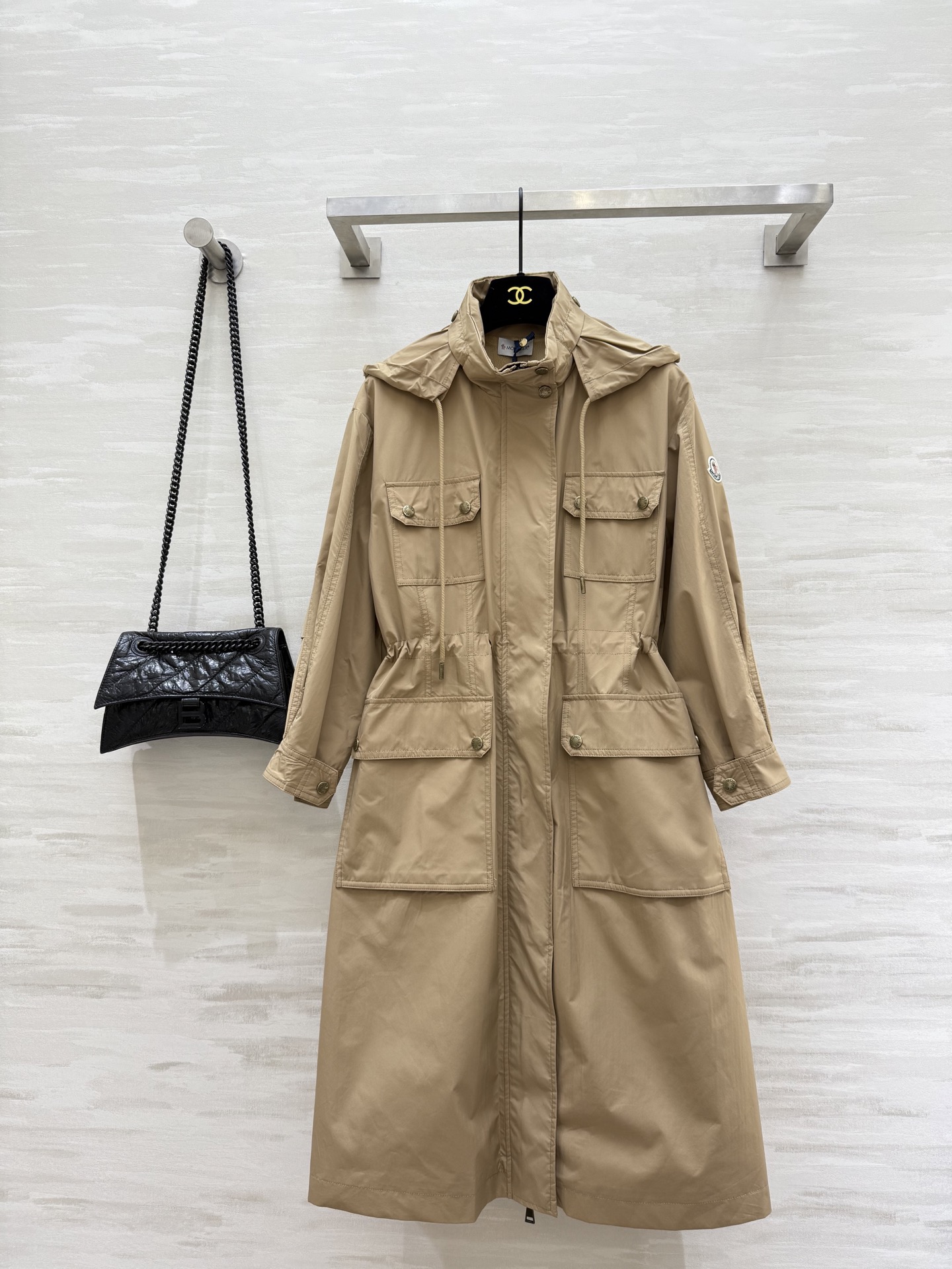 NO:485867,#Moncle early autumn new style, mid-length windbreaker jacket, classic hooded H-style tailoring, drawstring waist-hugging design, easy to concave shape, the style is not picky for people, huge and slim, original custom logo hardware accessories, easy to interpret the fashionable and casual sense of high-quality, spot sizeS/M/L (size size 100, 99 length),, jackets & coats,hats,alexander wang19860909#Moncle早秋新款 中长款风衣外套 经典连帽H版型剪裁 抽绳收腰设计轻松凹造型 版型不挑人上身巨显瘦 原版定制logo五金配件 轻松演绎时髦随性的高级感 高品质 现货来sizeS/M/L（s码胸围100,衣长99）,,jackets & coats,hats,alexander wang,Women's clothing