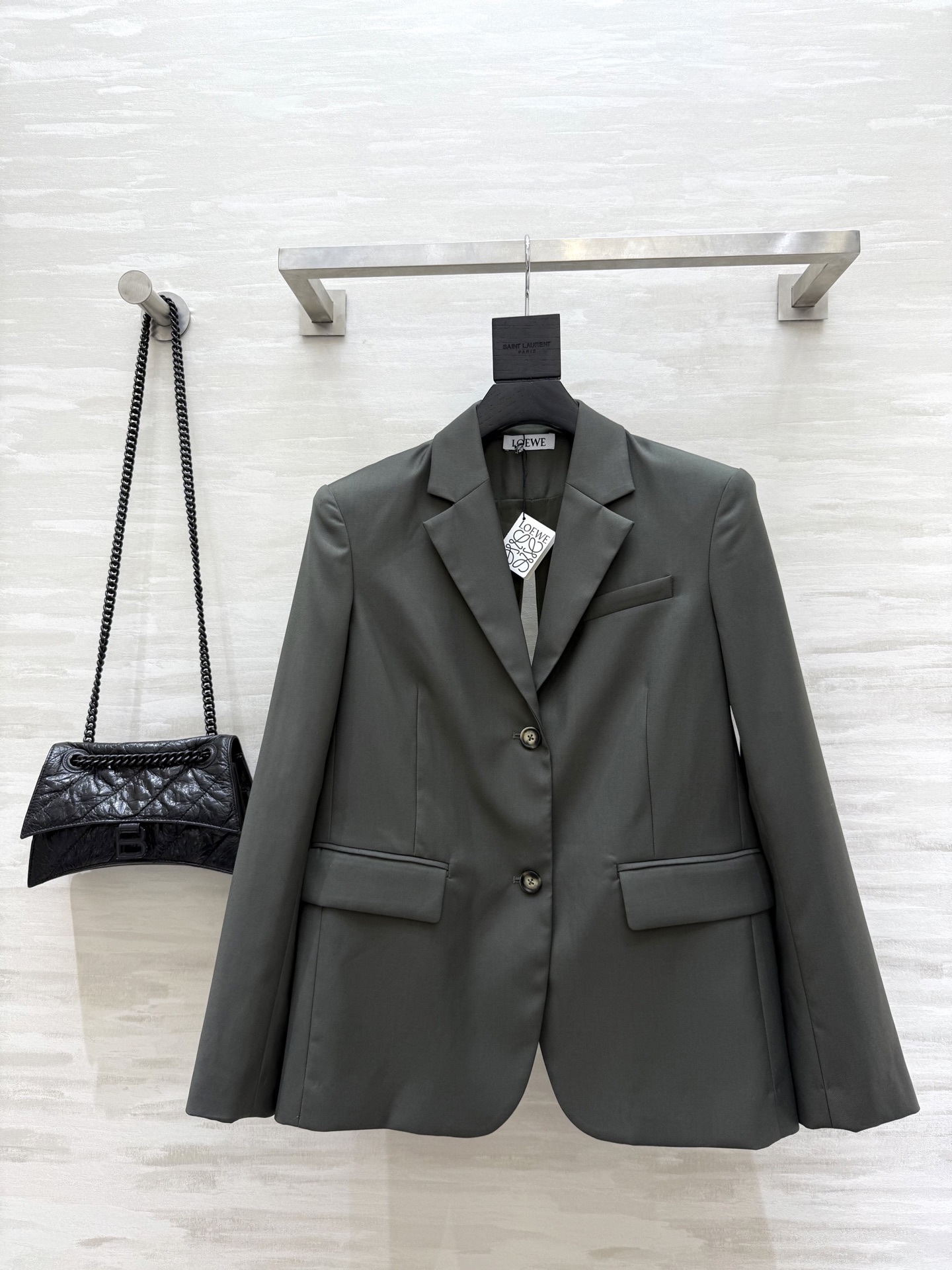 NO:485872,#Loew early autumn new style, rear slit strap design blazer, high quality, spot sizeS/M/L (size s size 42 shoulder width, bust 98, length 67),,loewe, jackets & coats,business suit,alexander wang19860909#Loew早秋新款 后开衩绑带设计西装外套 高品质 现货来sizeS/M/L（s码肩宽42,胸围98,衣长67）,,loewe,jackets & coats,business suit,alexander wang,Women's clothing