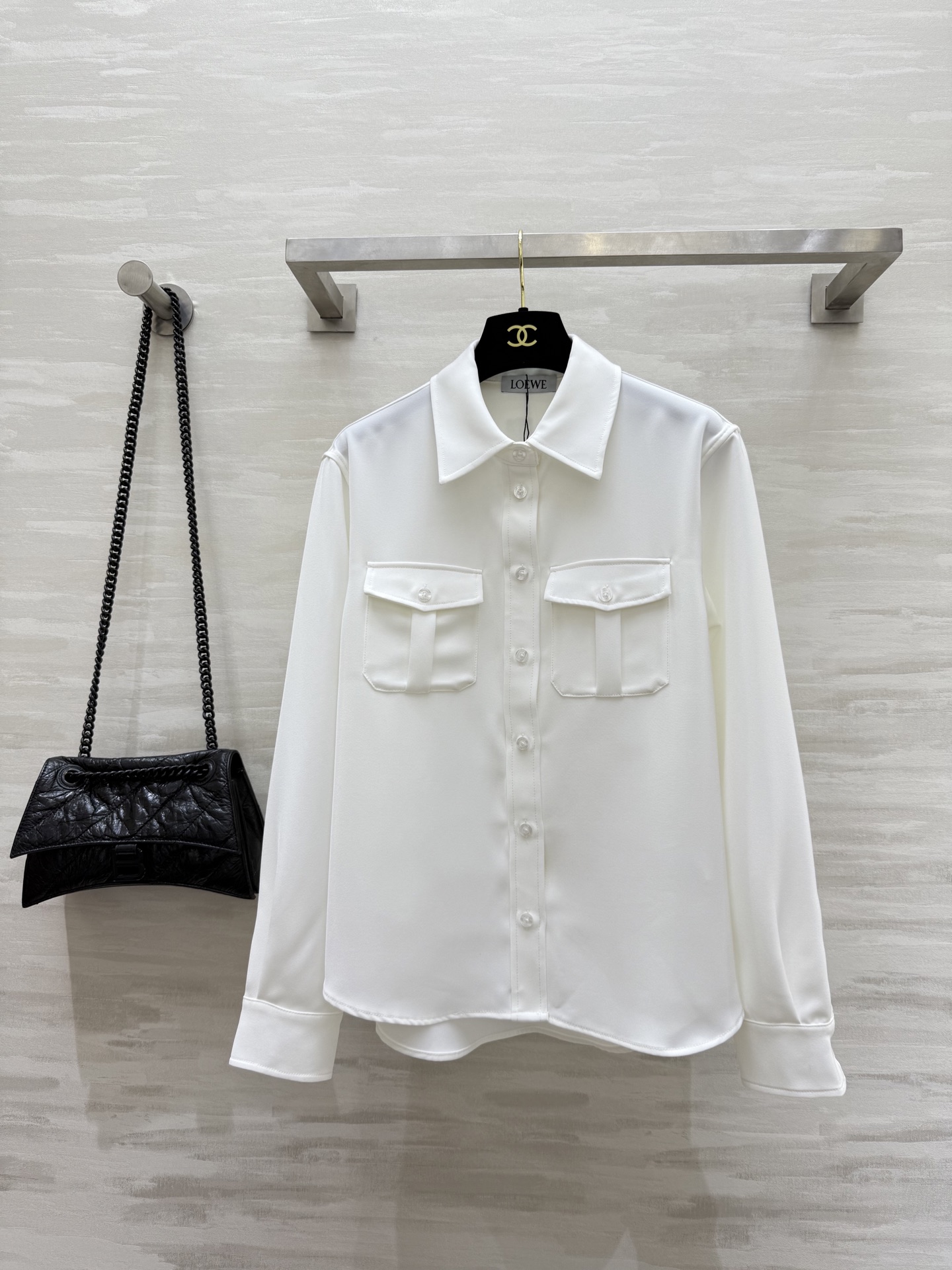 NO:485896,#Loew early autumn new style, double pocket design, logo embroidered minimalist shirt, high quality, spot sizeS/M/L (size s size 102, 58 length),,loewe,alexander wang19860909#Loew早秋新款 双口袋设计 logo刺绣极简衬衣 高品质 现货来sizeS/M/L（s码胸围102,衣长58）,,loewe,alexander wang,Women's clothing