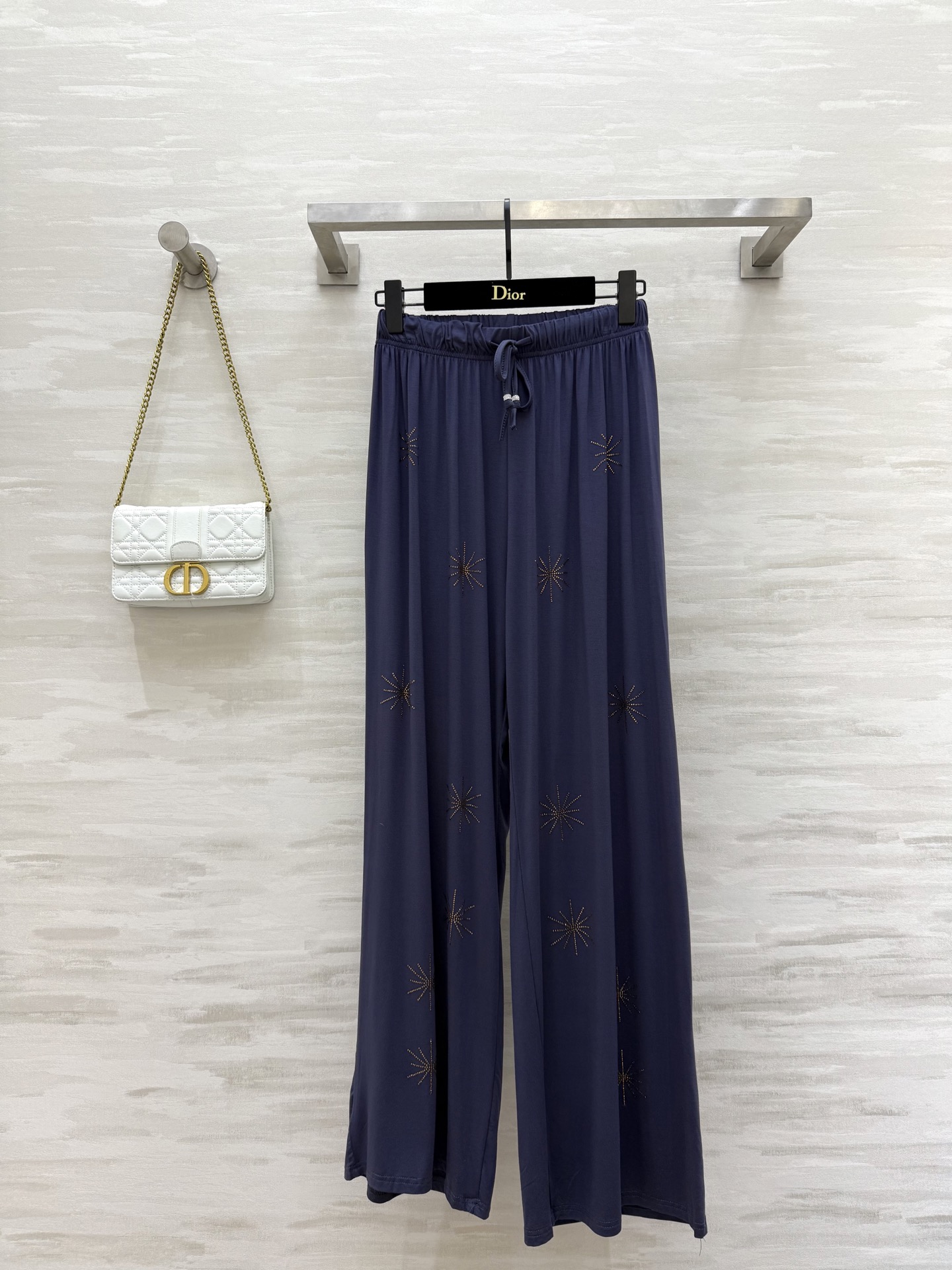 NO:485902,#DIO early autumn new style fireworks hot diamonds cotton casual pants super versatile and easy to wear, skin-friendly and comfortable, high quality, sizeS/M/L (size size 66, trousers length 103),,dior,alexander wang19860909#DIO早秋新款 烟花烫钻天丝棉休闲裤 超级百搭好穿 亲肤舒适 高品质 现货来sizeS/M/L（s码弹力腰围66,裤长103）,,dior,alexander wang,Women's clothing