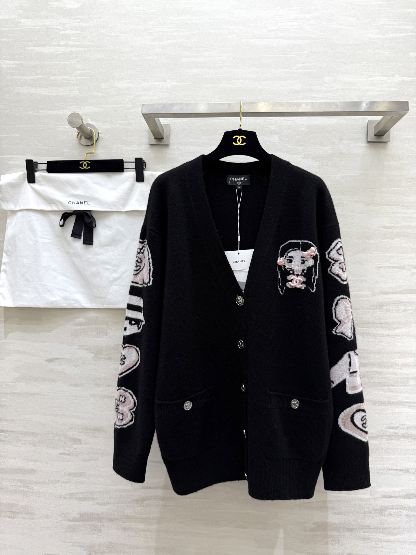 NO:487116,#ChaneB cartoon avatar cashmere cardigan cartoon pink design with classic elements such as double C bows. The overall upper body is playful and cute, smooth feel. The 'Jennie' cartoon avatar on the chest embroidered with 'Jennie' has further established the position of the eldest princess. High-quality customization. Spot size36/38/40, chanel, alexander wang19860909#ChaneB 动漫卡通头像羊绒开衫 动漫卡通粉色设计 加上双C蝴蝶结等经典元素吊坠 整体上身俏皮可爱 手感顺滑 胸前刺绣“Jennie”卡通头像 更加奠定了长公主的地位 高品质定制 现货来size36/38/40,,chanel,alexander wang,Women's clothing