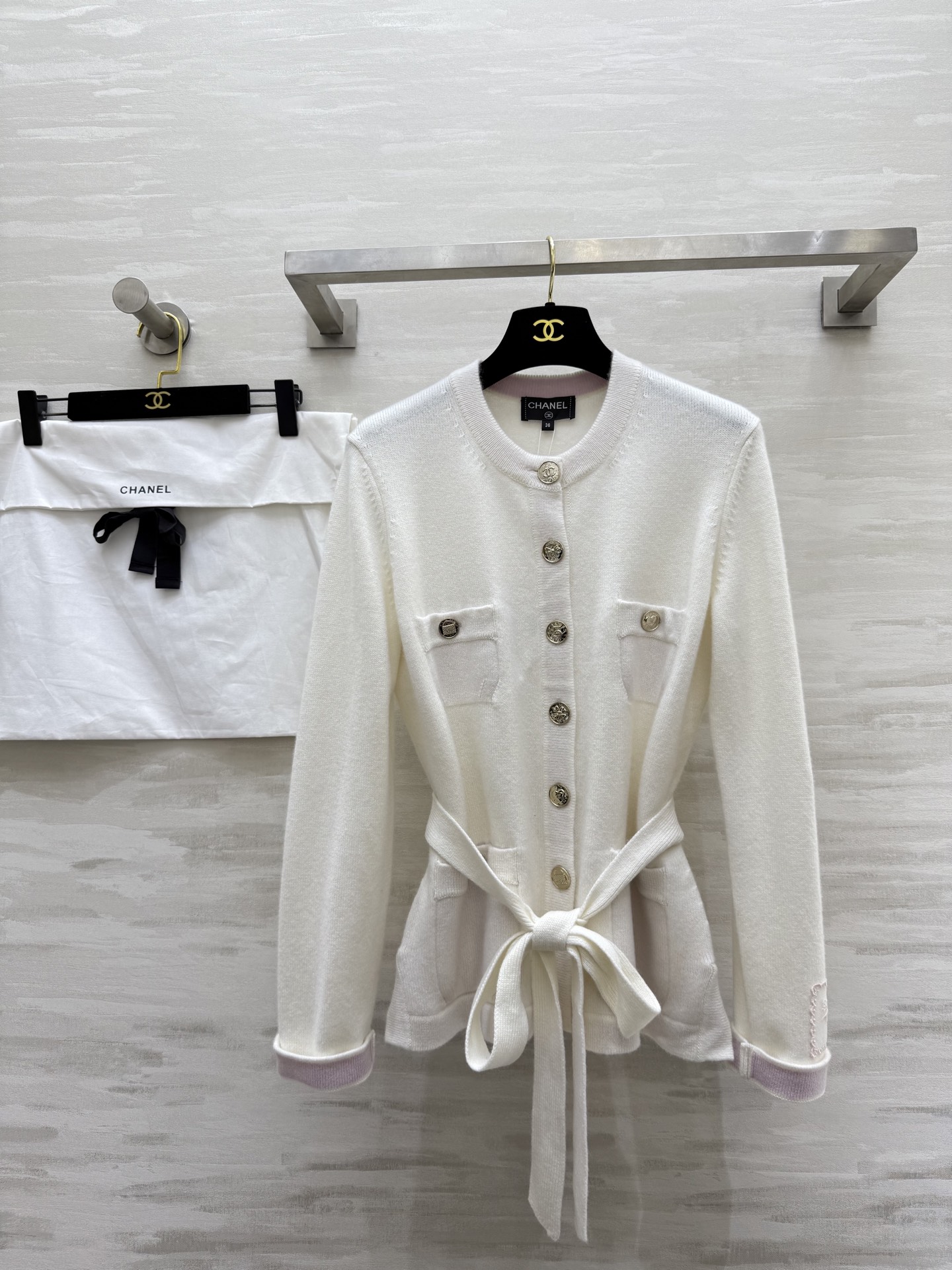 NO:487132,#ChaneB cashmere waist-hugging cardigan jacket Original custom yarn four-pocket design, casual upper body, classic Korean atmosphere, playful embellishment, soft and delicate touch, cashmere, high-quality customization, spot size36/38/40,,chanel, jackets & coats,alexander wang19860909#ChaneB 羊绒收腰开衫外套 原版定制纱线四口袋设计 上身随性 经典韩系氛围 袖标点缀俏皮感 手感软呢细腻 羊绒 高品质定制 现货来size36/38/40,,chanel,jackets & coats,alexander wang,Women's clothing