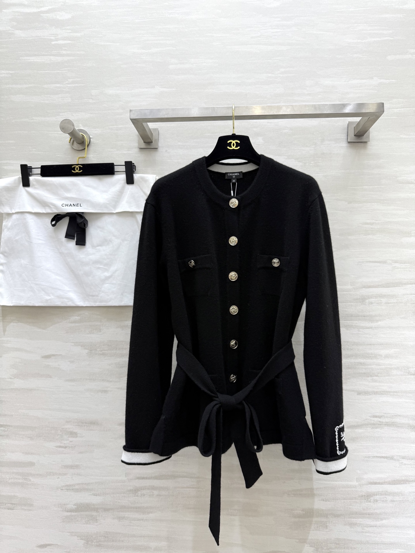 NO:487146,#ChaneB cashmere waist-hugging cardigan jacket Original custom yarn four-pocket design, casual upper body, classic Korean atmosphere, playful embellishment, soft and delicate touch, cashmere, high-quality customization, spot size36/38/40,,chanel, jackets & coats,alexander wang19860909#ChaneB 羊绒收腰开衫外套 原版定制纱线四口袋设计 上身随性 经典韩系氛围 袖标点缀俏皮感 手感软呢细腻 羊绒 高品质定制 现货来size36/38/40,,chanel,jackets & coats,alexander wang,Women's clothing